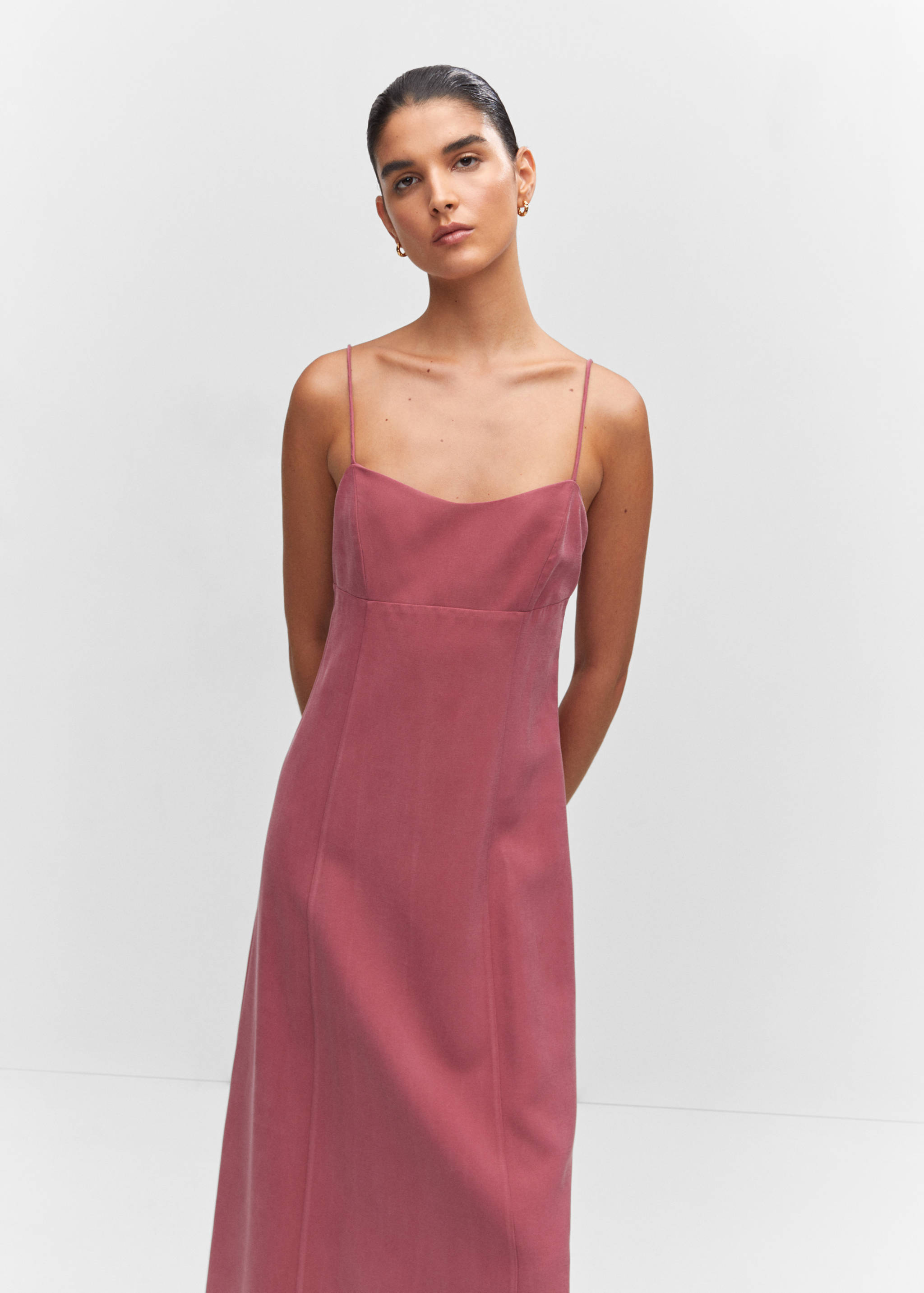 Robe midi décolletée - Plan moyen