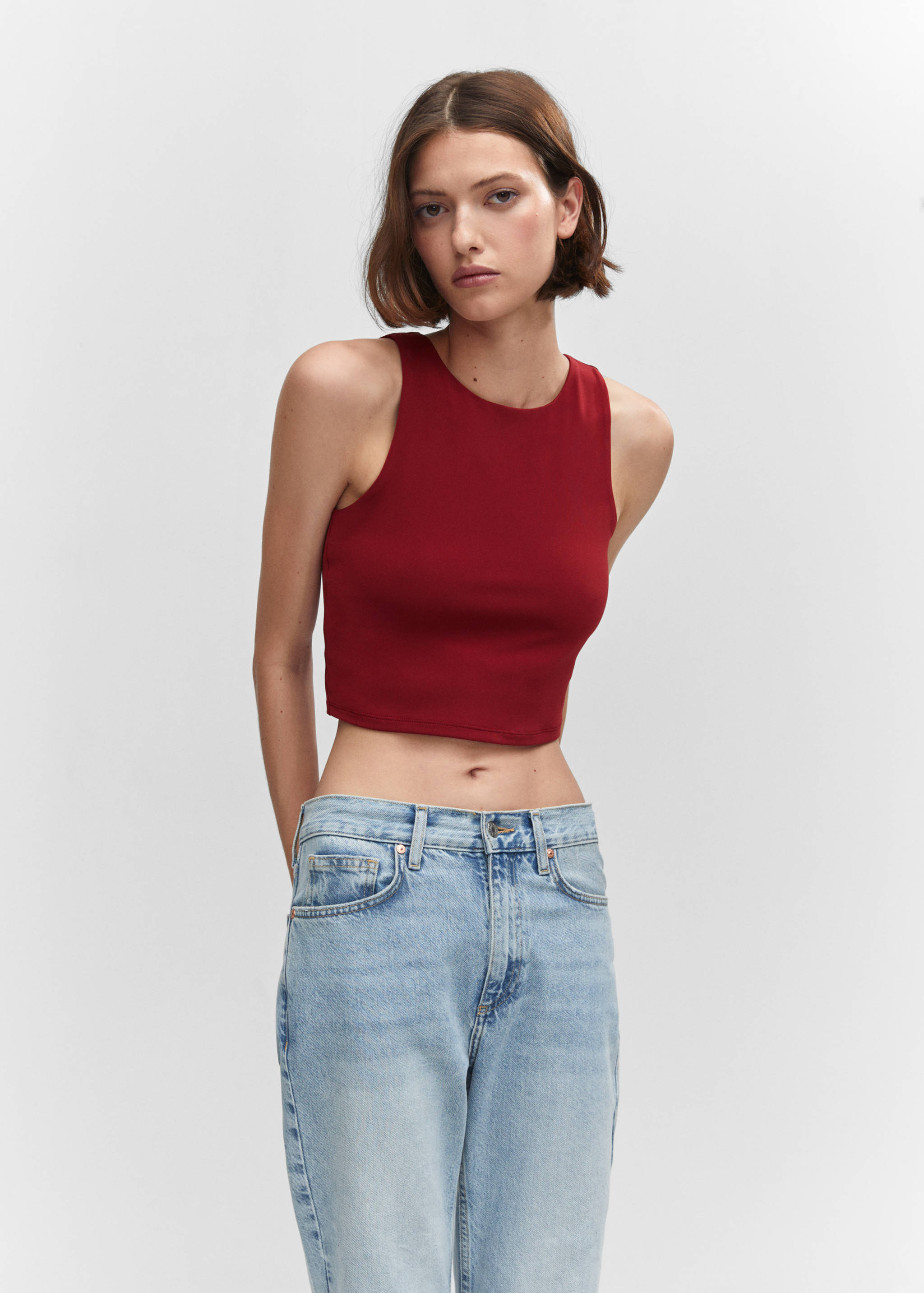 Top cropped com gola halter - Plano médio