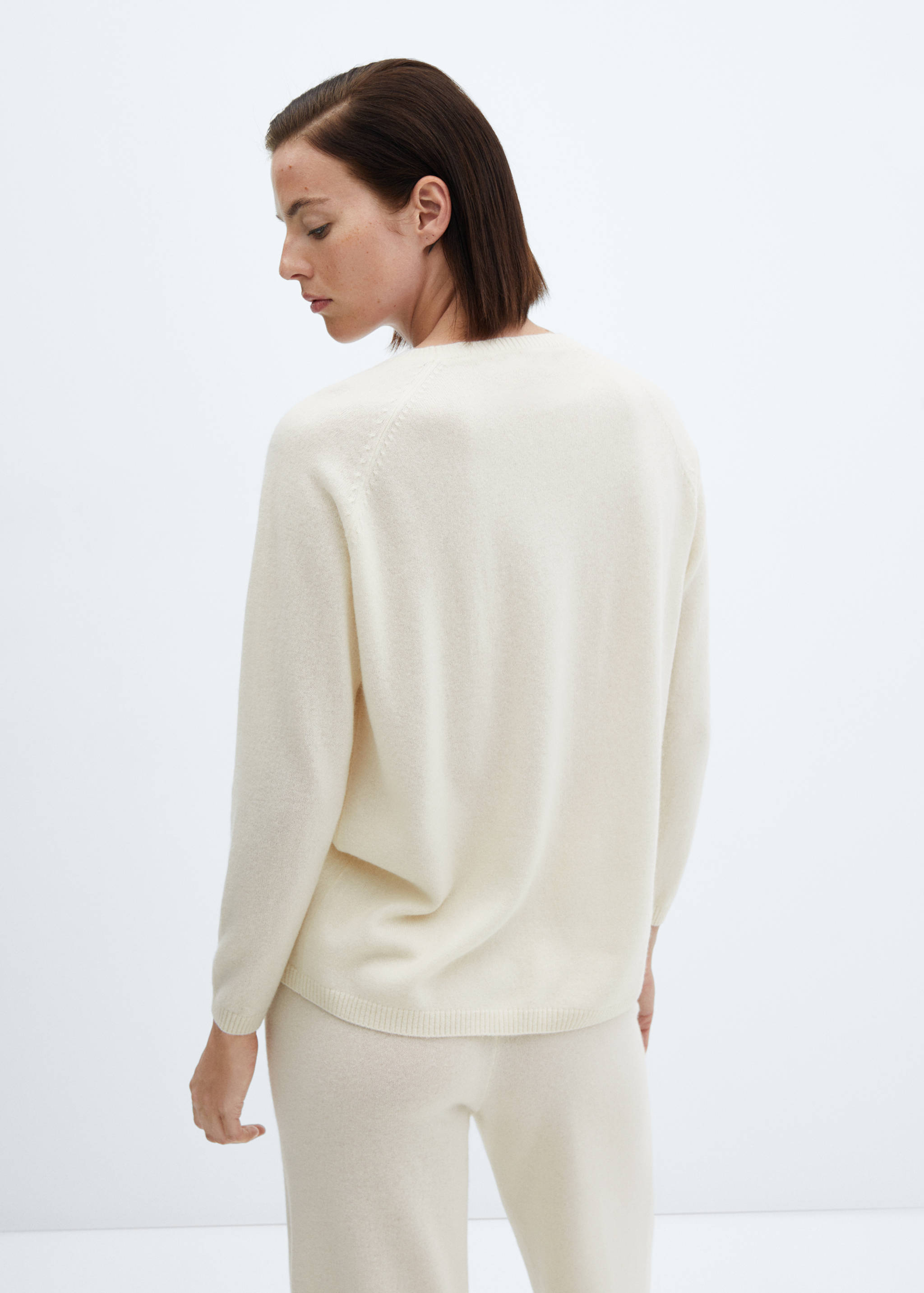100% cashmere round-neck sweater - Reverse of the article