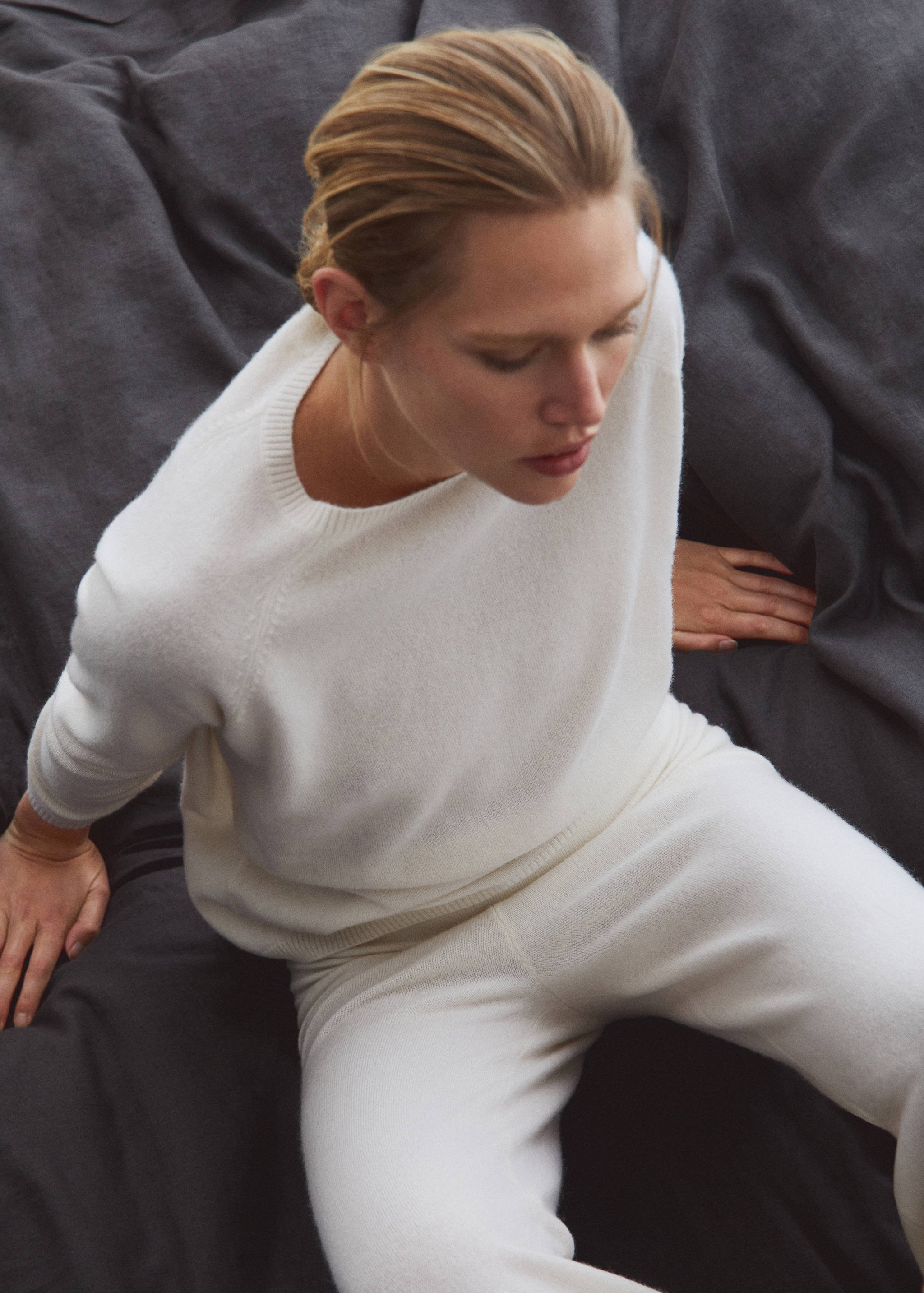 100% cashmere round-neck sweater - Details of the article 7