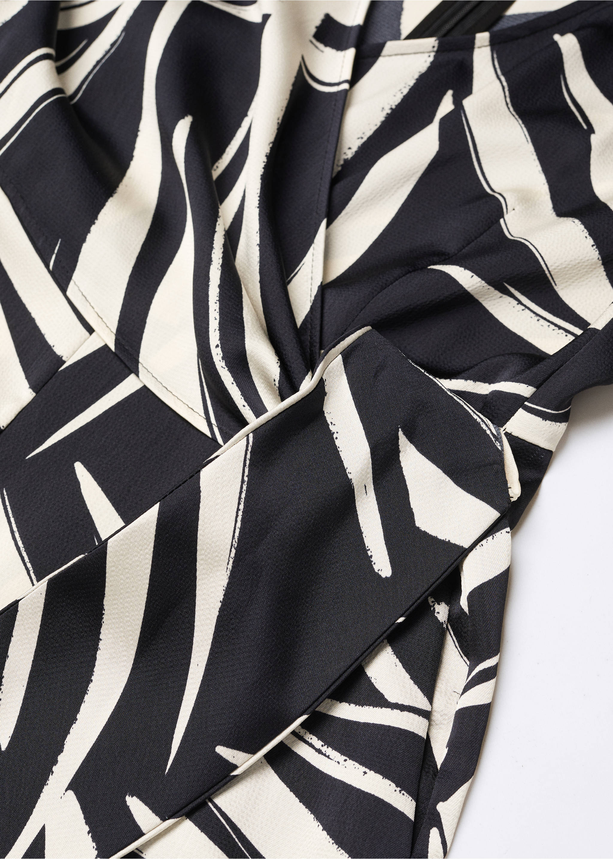 Printed wrap jumpsuit - Details of the article 8, Black. Ref: 57063804-00.