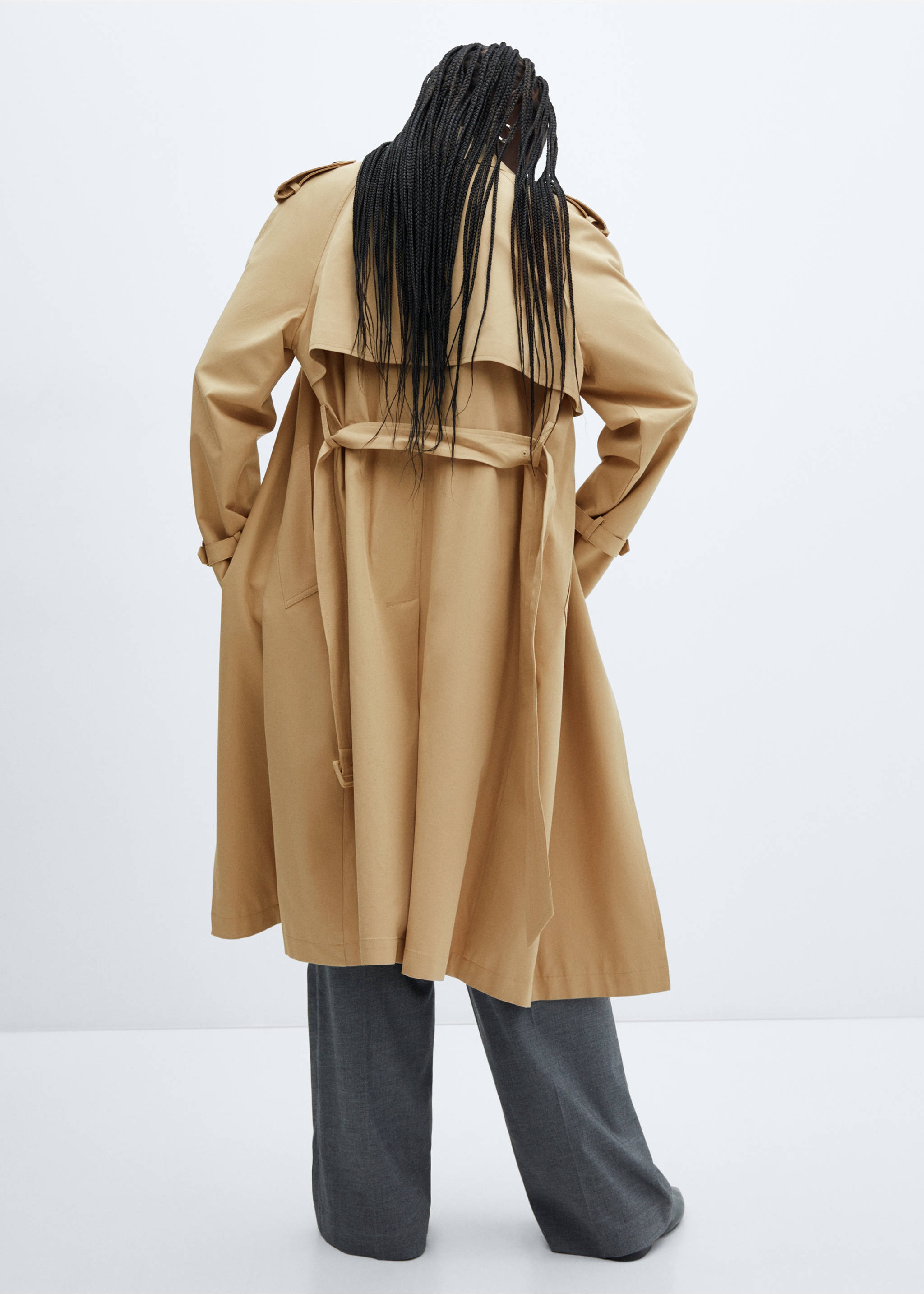Fließender Trenchcoat mit Gürtel - Rückseite des Artikels, Mittelbraun. Ref: 57064393-00.