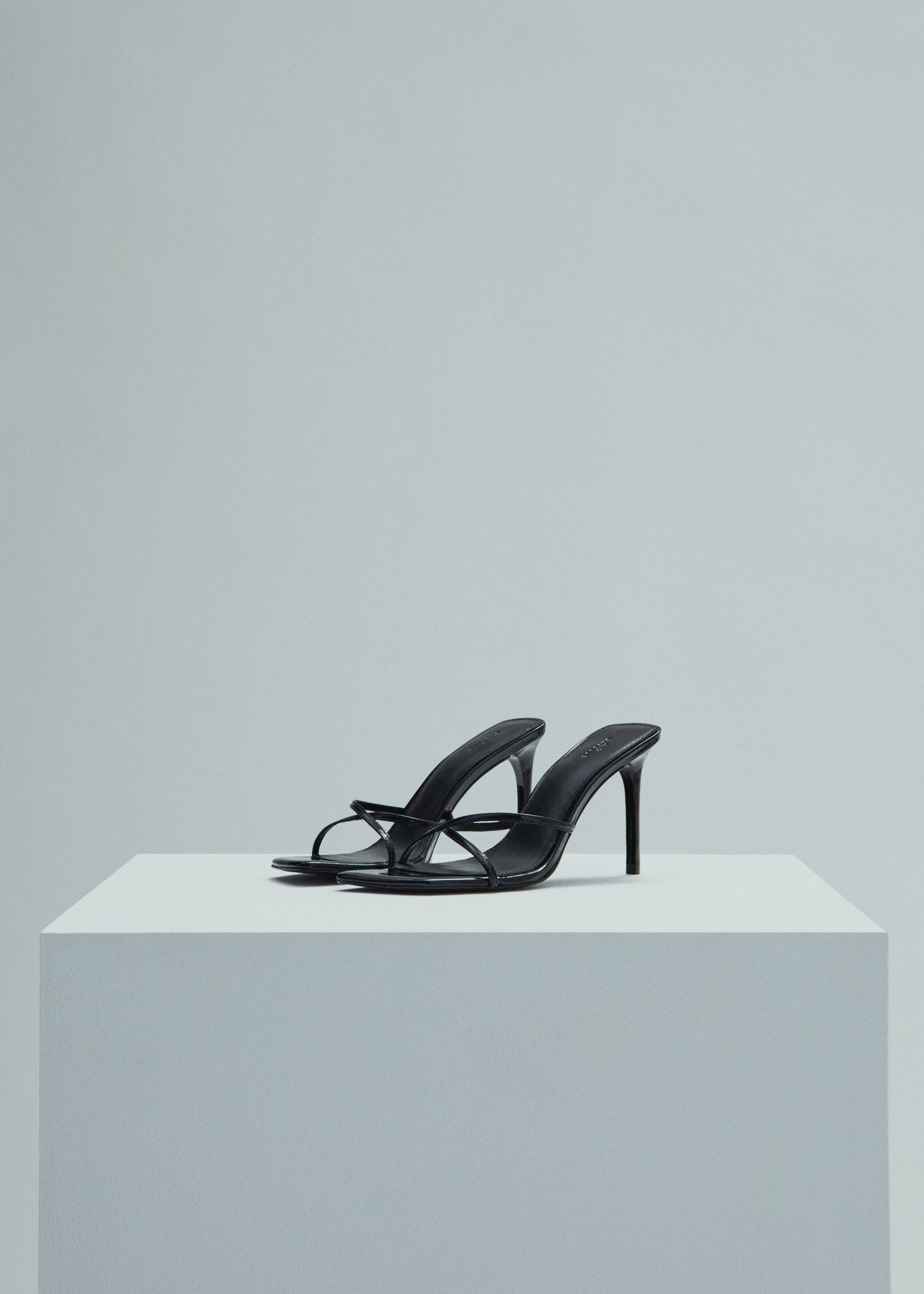 Heeled leather sandals with straps - Medium plane