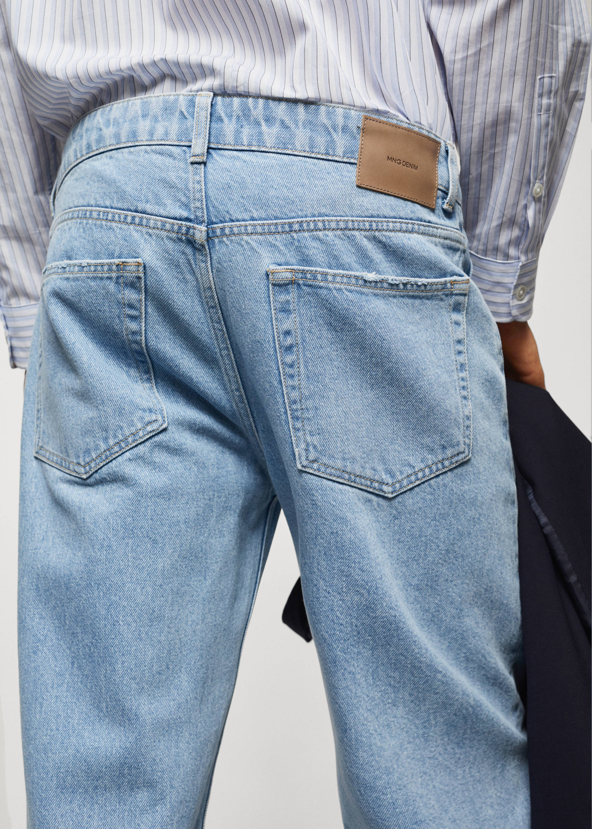 Světlé džíny loose fit s opraným efektem - Detail zboží 6