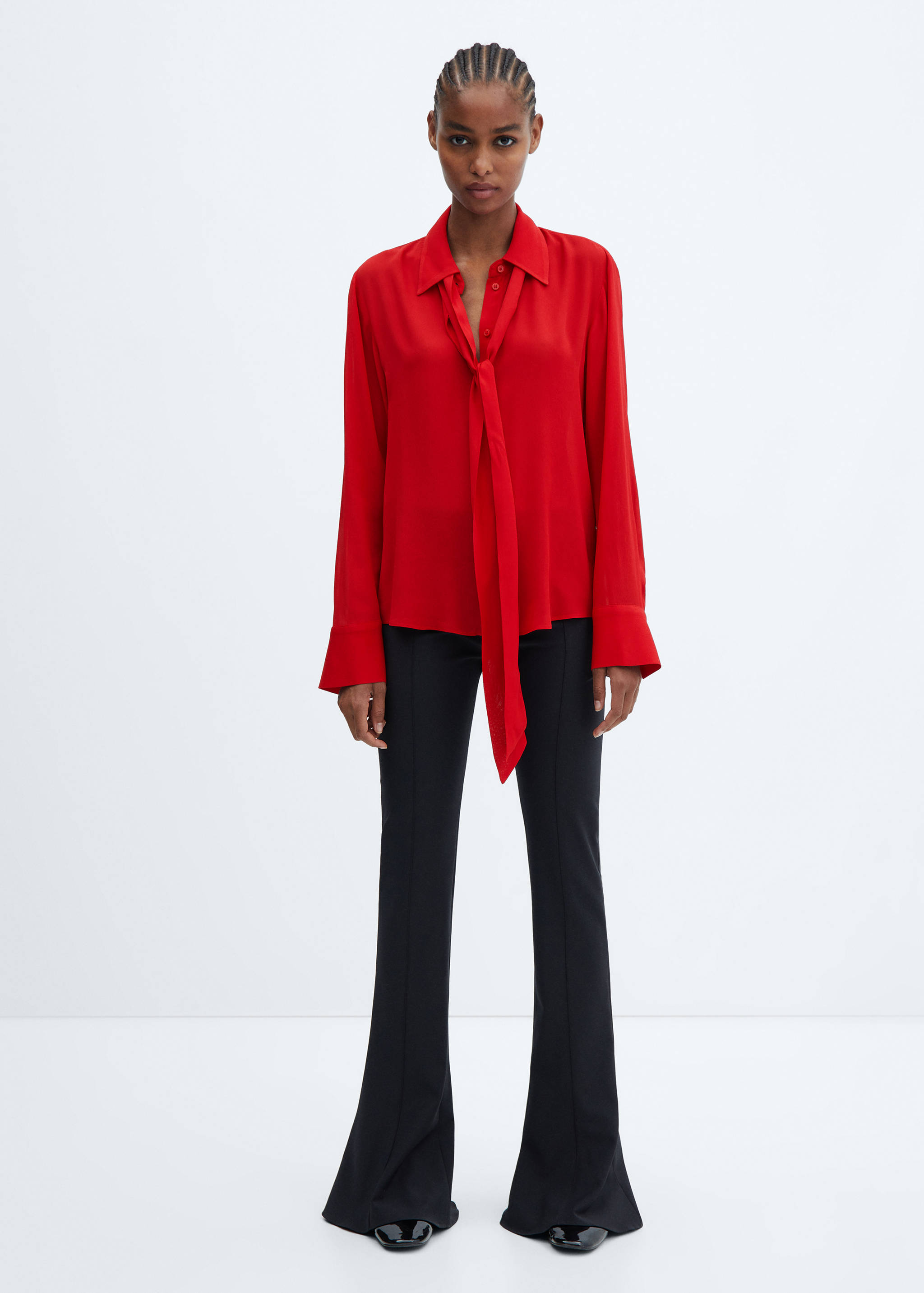 Chemisier à ruban dans le cou - Plan général