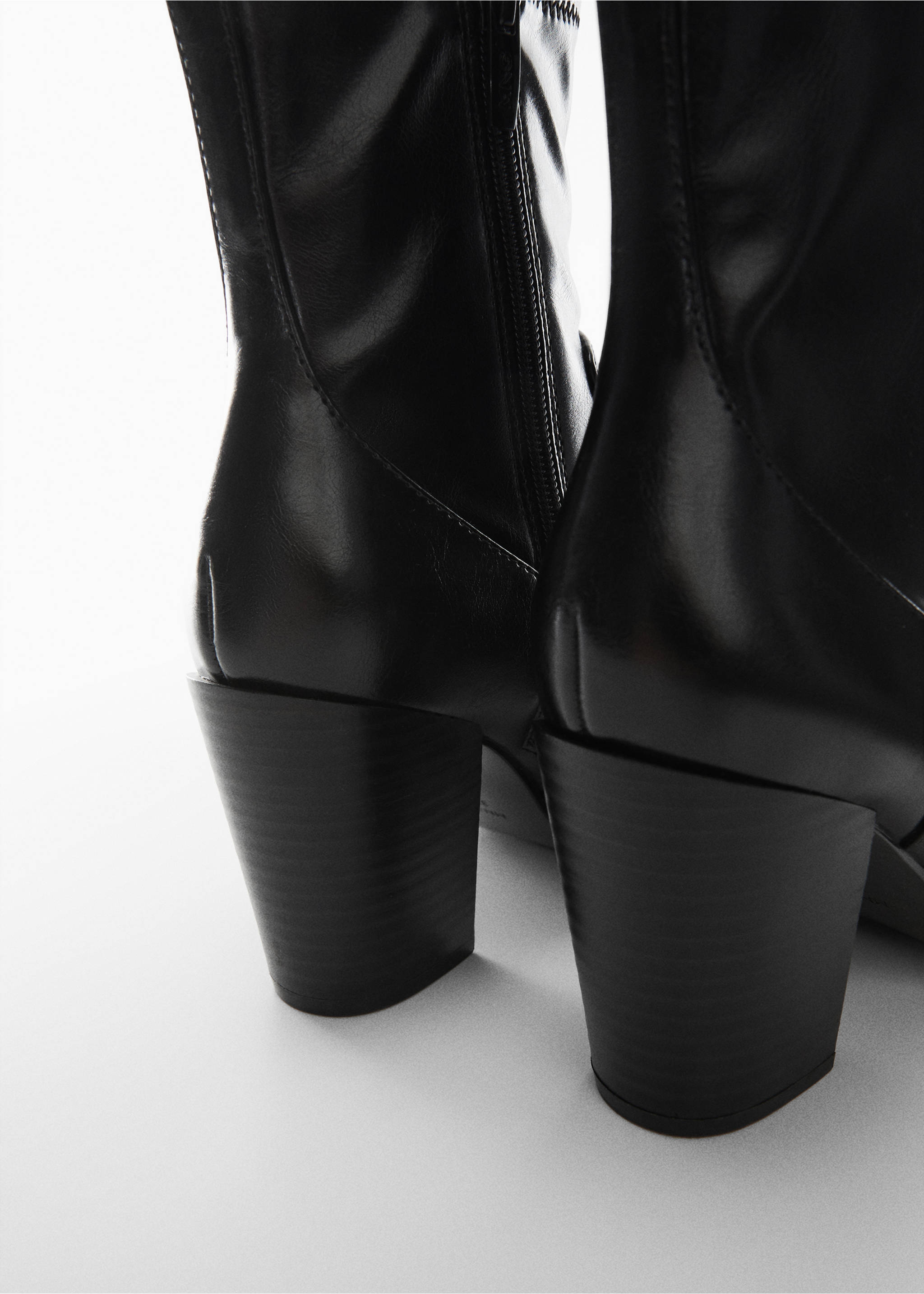 Pointed-toe ankle boot swith zip closure - Details of the article 1, Black. Ref: 57065984-00.