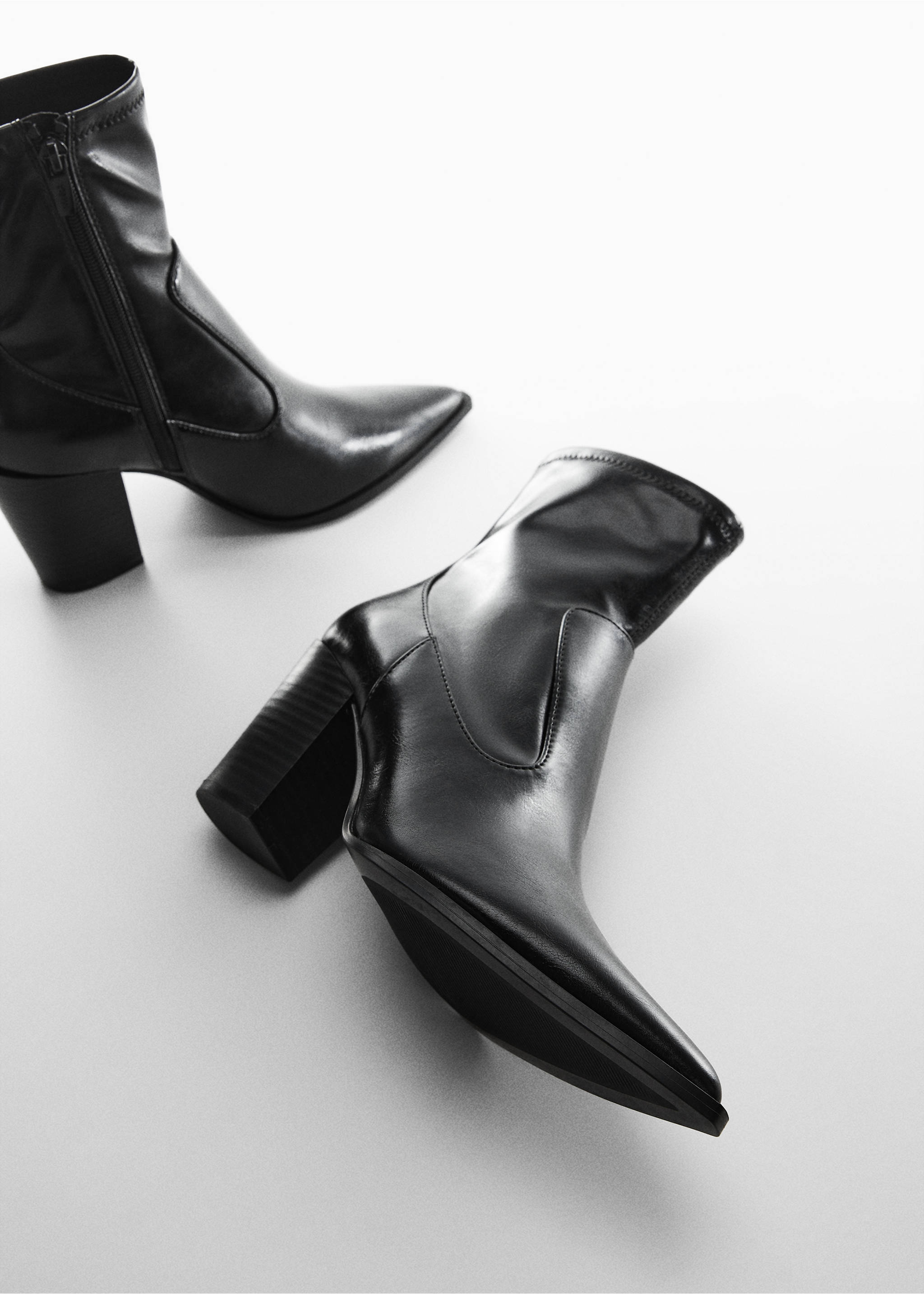 Pointed-toe ankle boot swith zip closure - Details of the article 5, Black. Ref: 57065984-00.