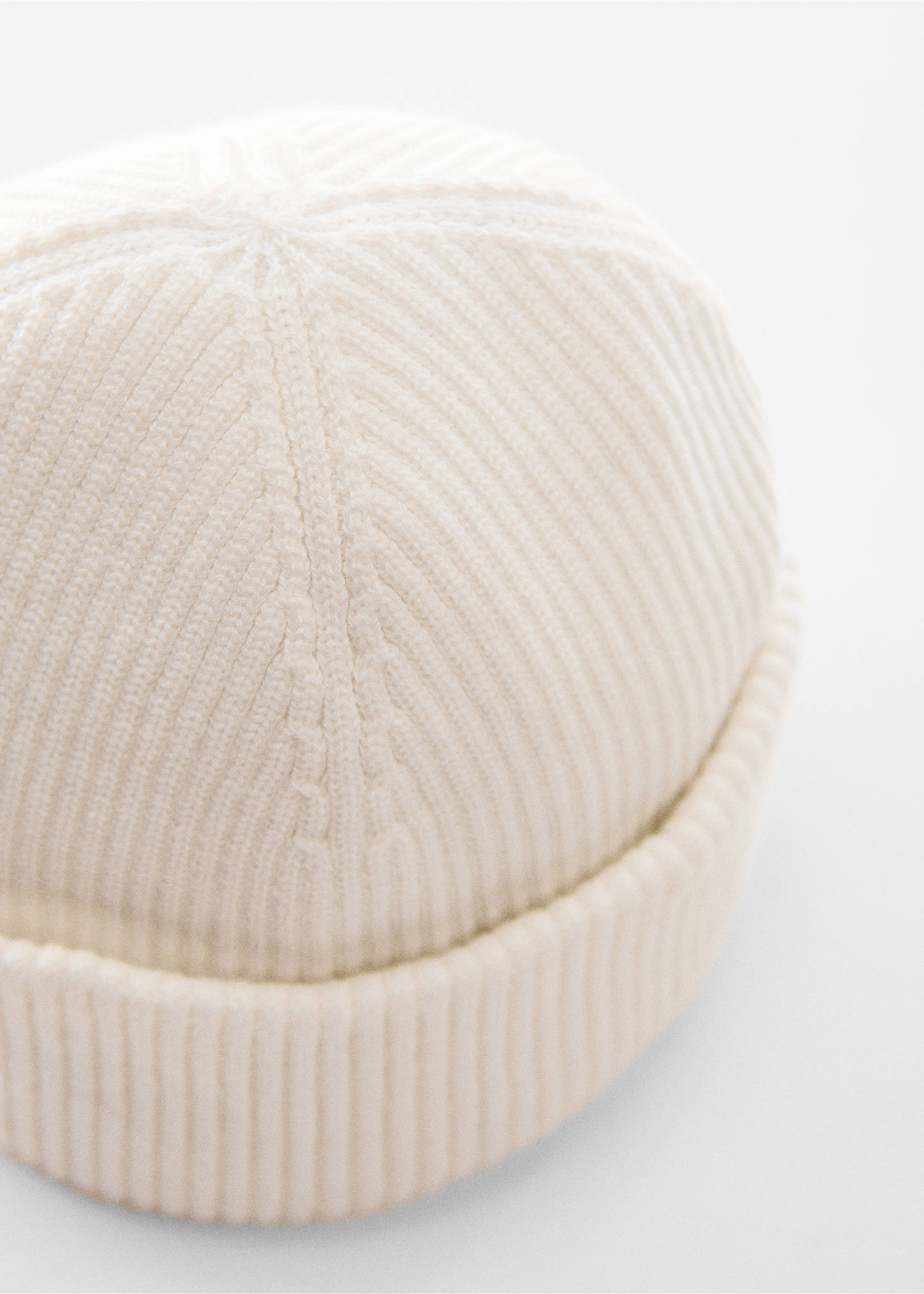 Short knitted hat - Details of the article 1, Off White. Ref: 57065996-00.