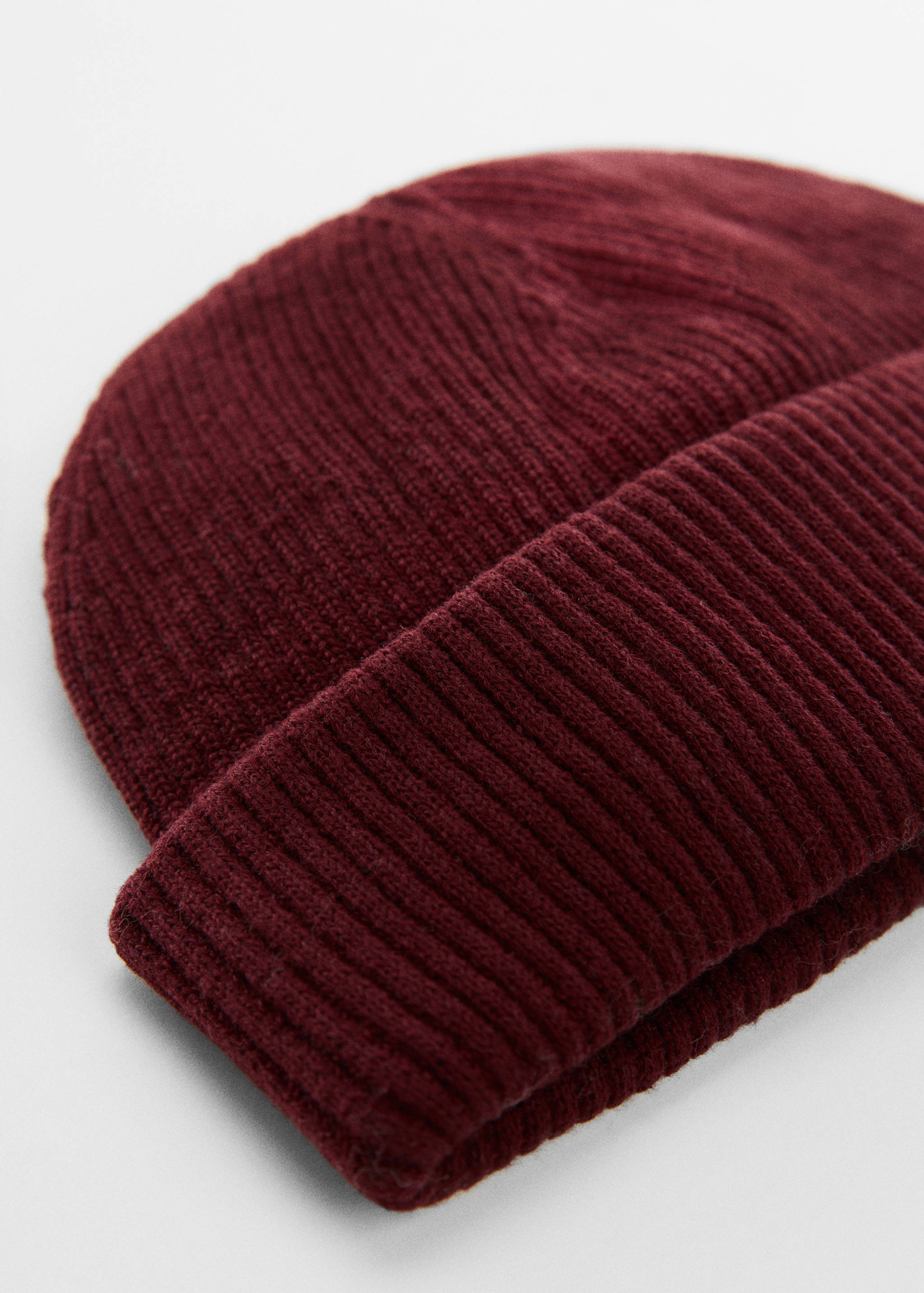 Stickad kort mössa - Bild av mittparti