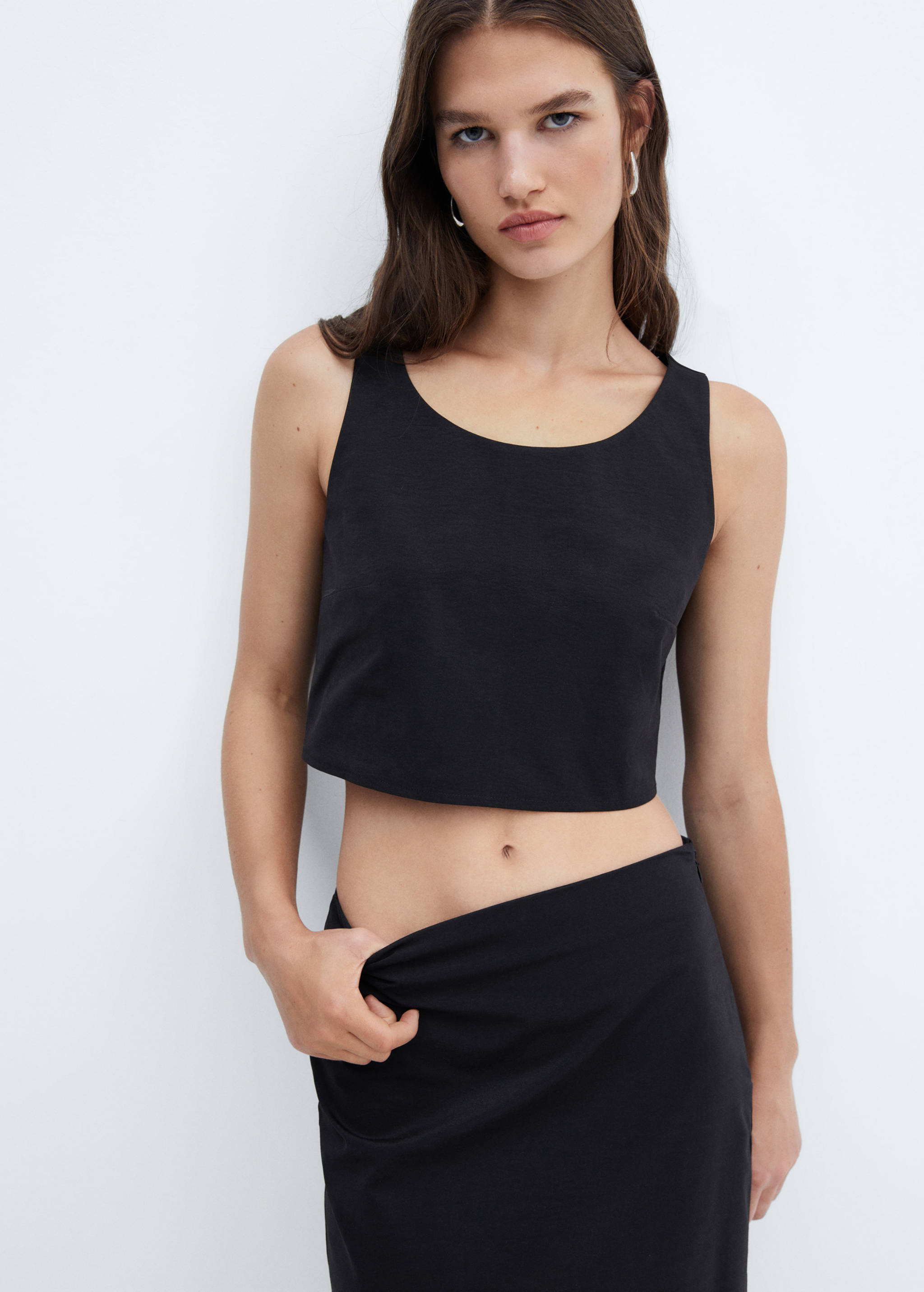 Top crop tirantes anchos - Plano medio