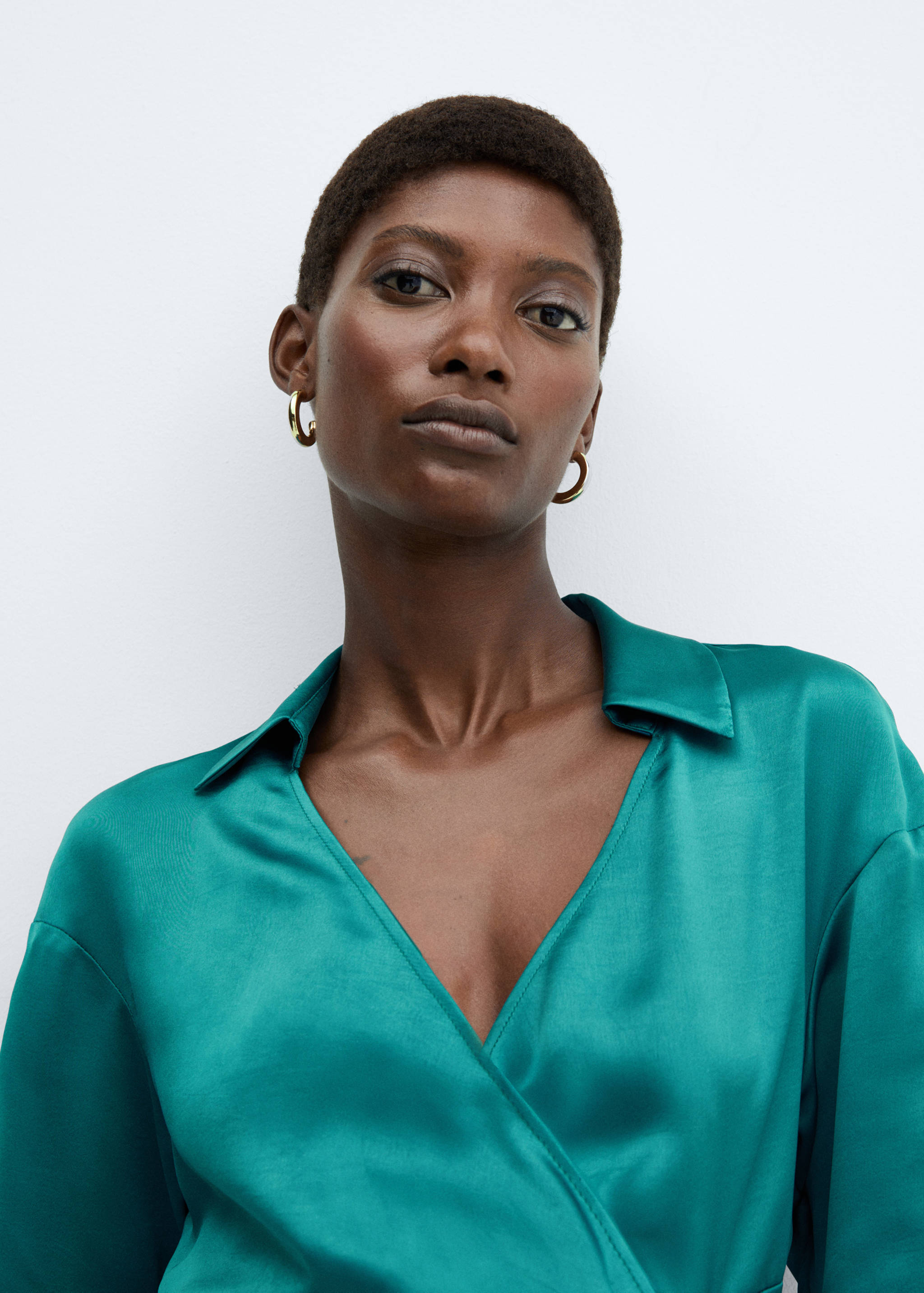 Triple-button satin dress - Details of the article 1