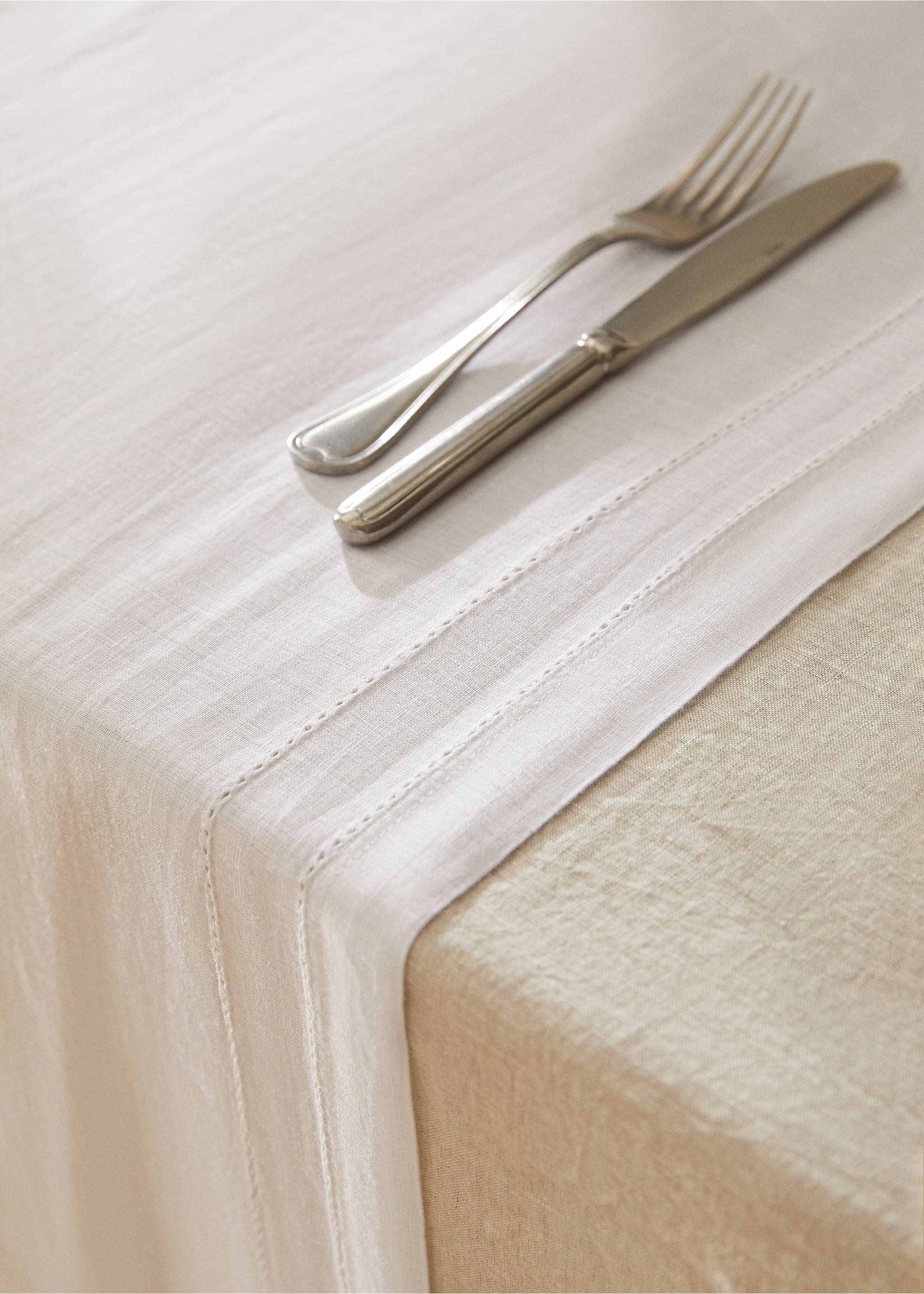 100% linen table runner with seam detail - Details of the article 7, Off White. Ref: 57066718-00.