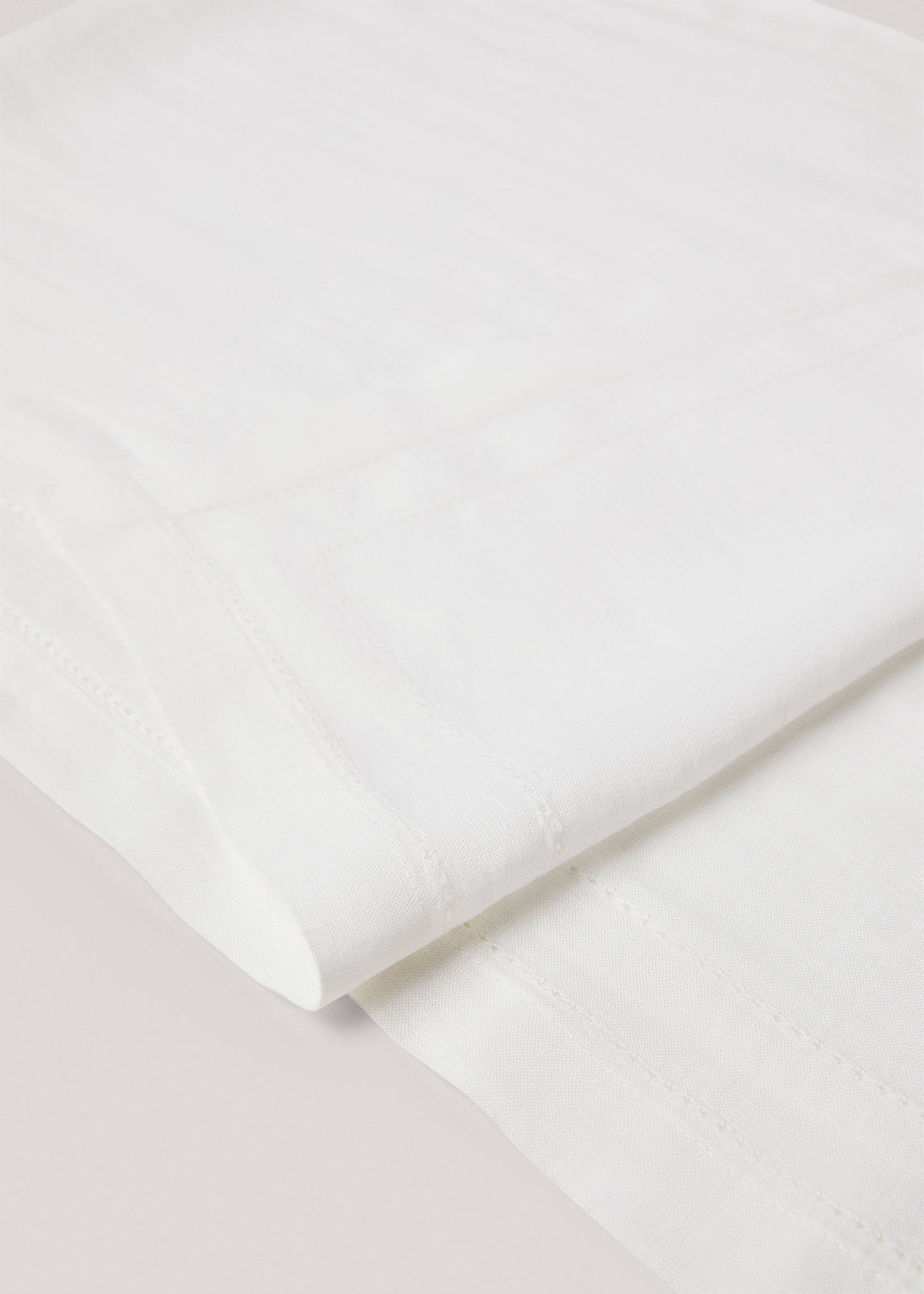 100% linen table runner with seam detail - Details of the article 2