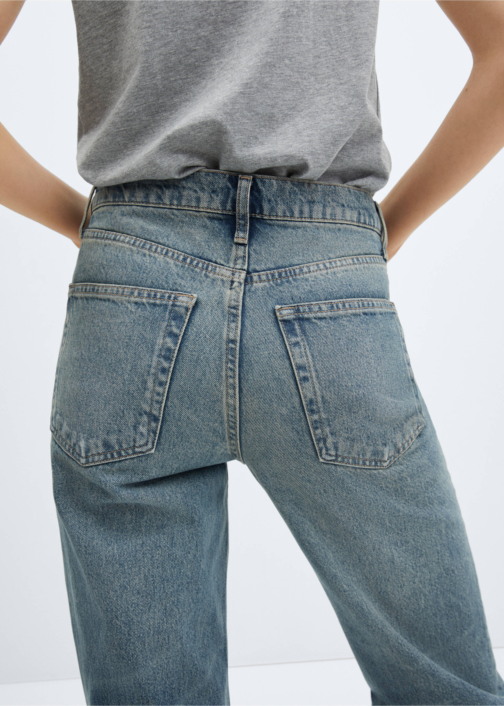 Mid-rise straight jeans - Details of the article 4, Medium Vintage Blue. Ref: 57067761-00.