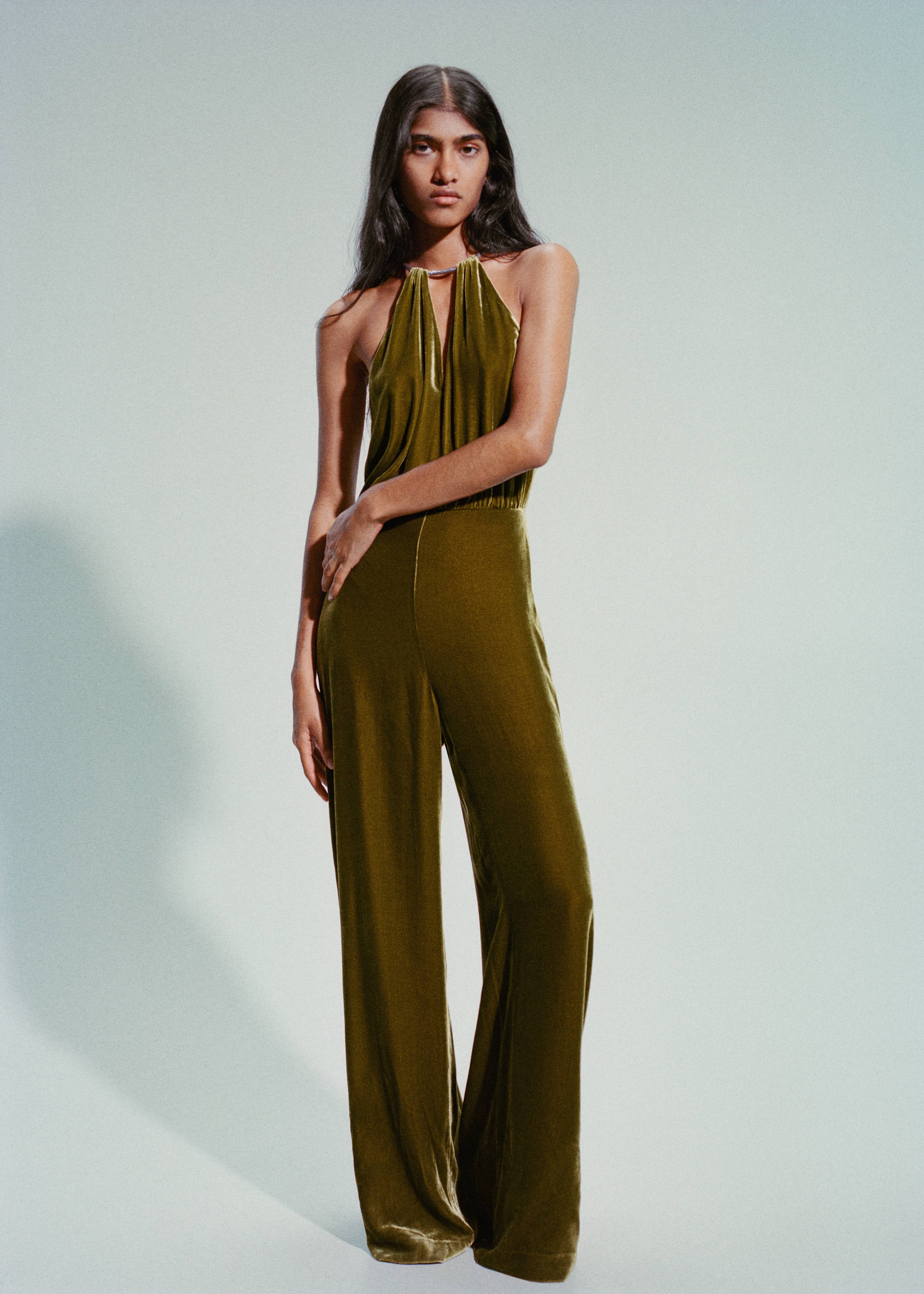 Halter-neck velvet jumpsuit - Details of the article 7, Olive Green. Ref: 57069097-00.
