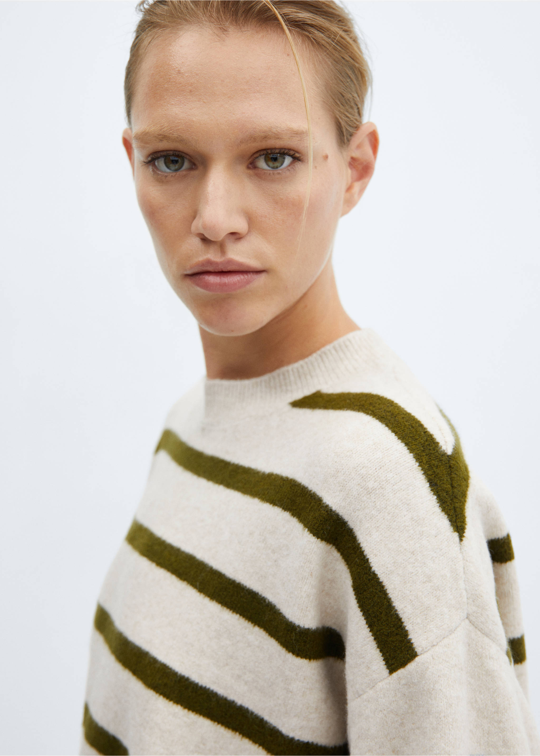 Round-neck striped sweater - Details of the article 1, Khaki. Ref: 57069101-00.