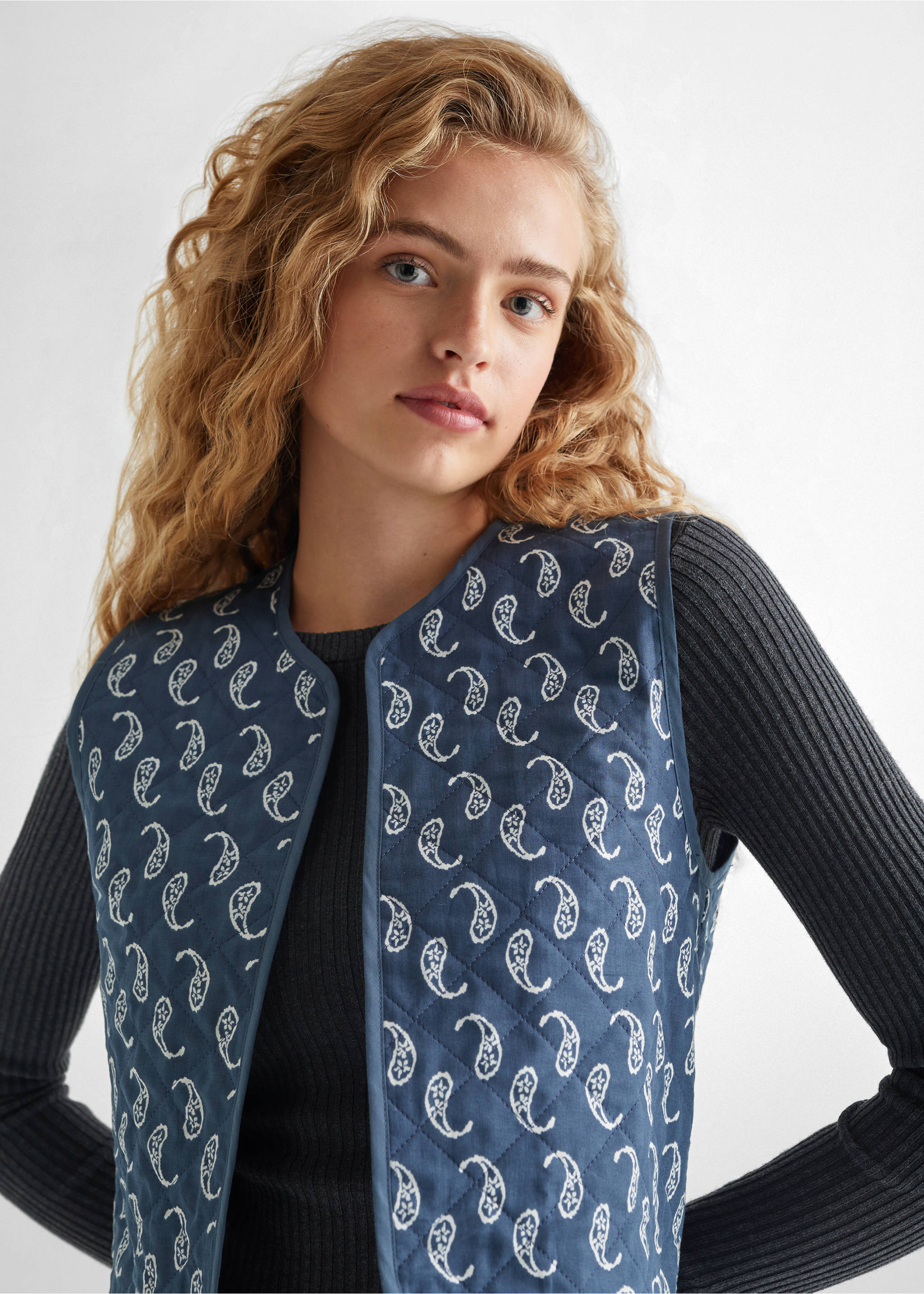 Gilet en imprimé cachemire - Détail de l'article 1, Bleu. Ref: 57069215-00.