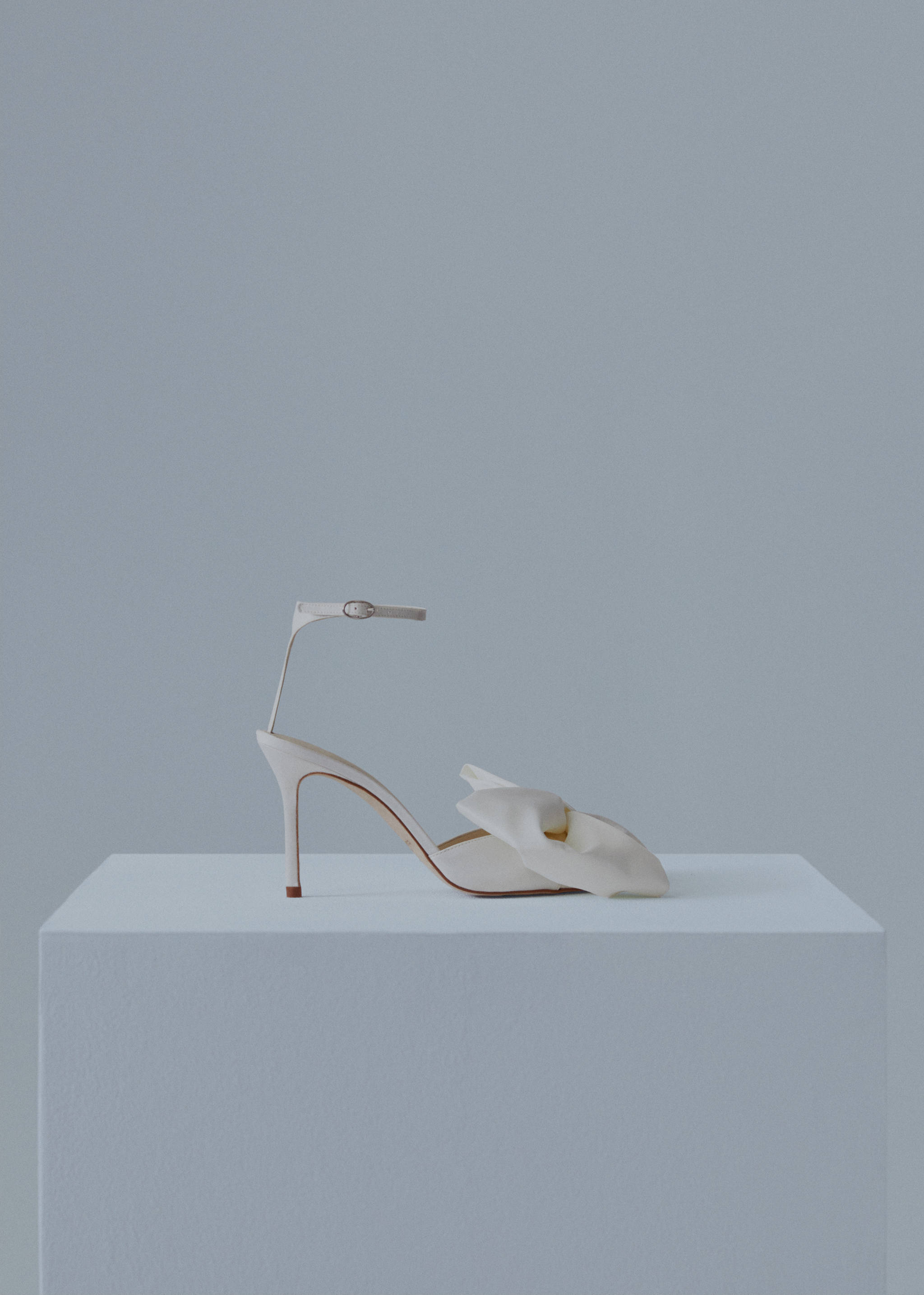 Πέδιλα με σατέν φιόγκο - Προϊόν χωρίς μοντέλο