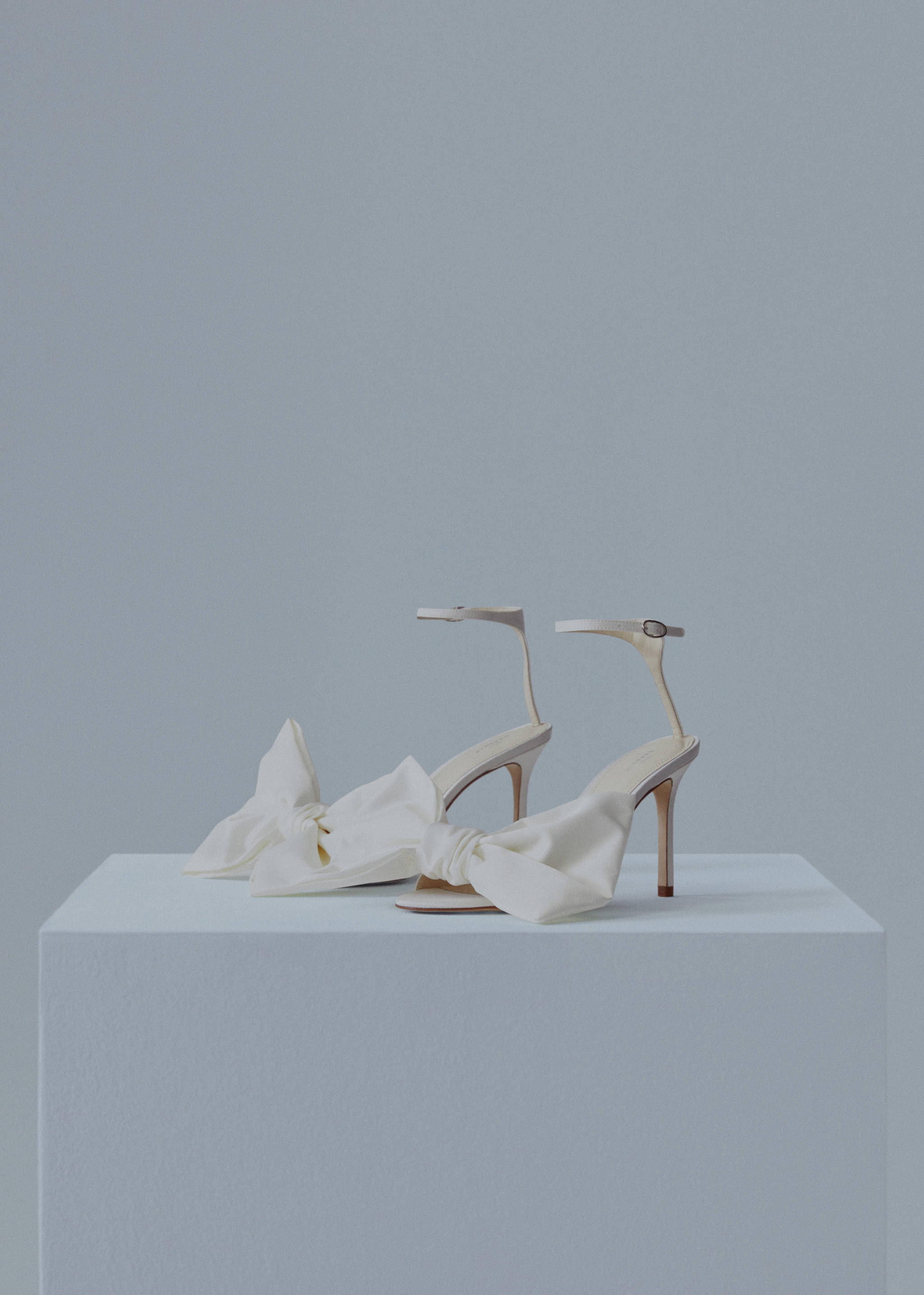 Πέδιλα με σατέν φιόγκο - Μεσαίο πλάνο