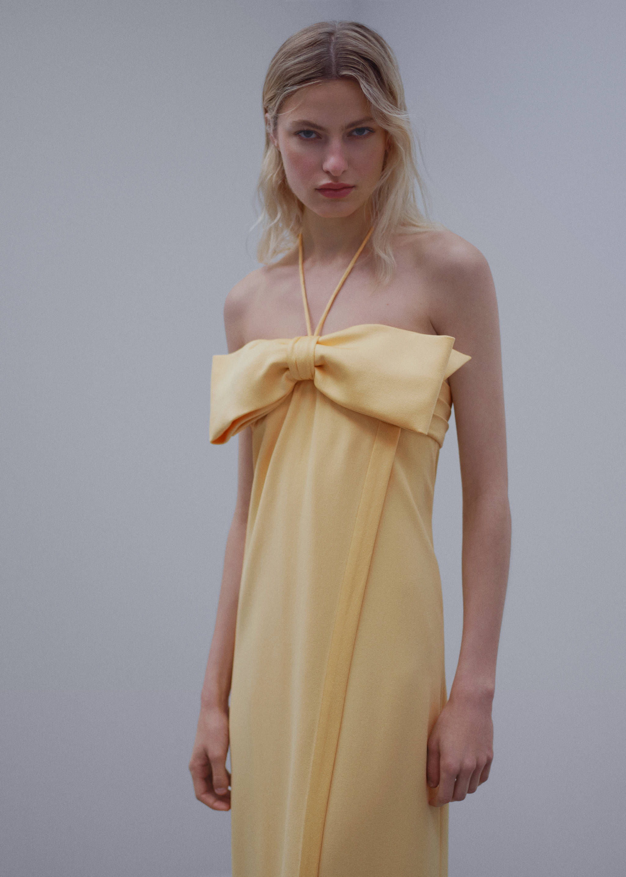 Vestido cruzado escote lazo - Plano medio