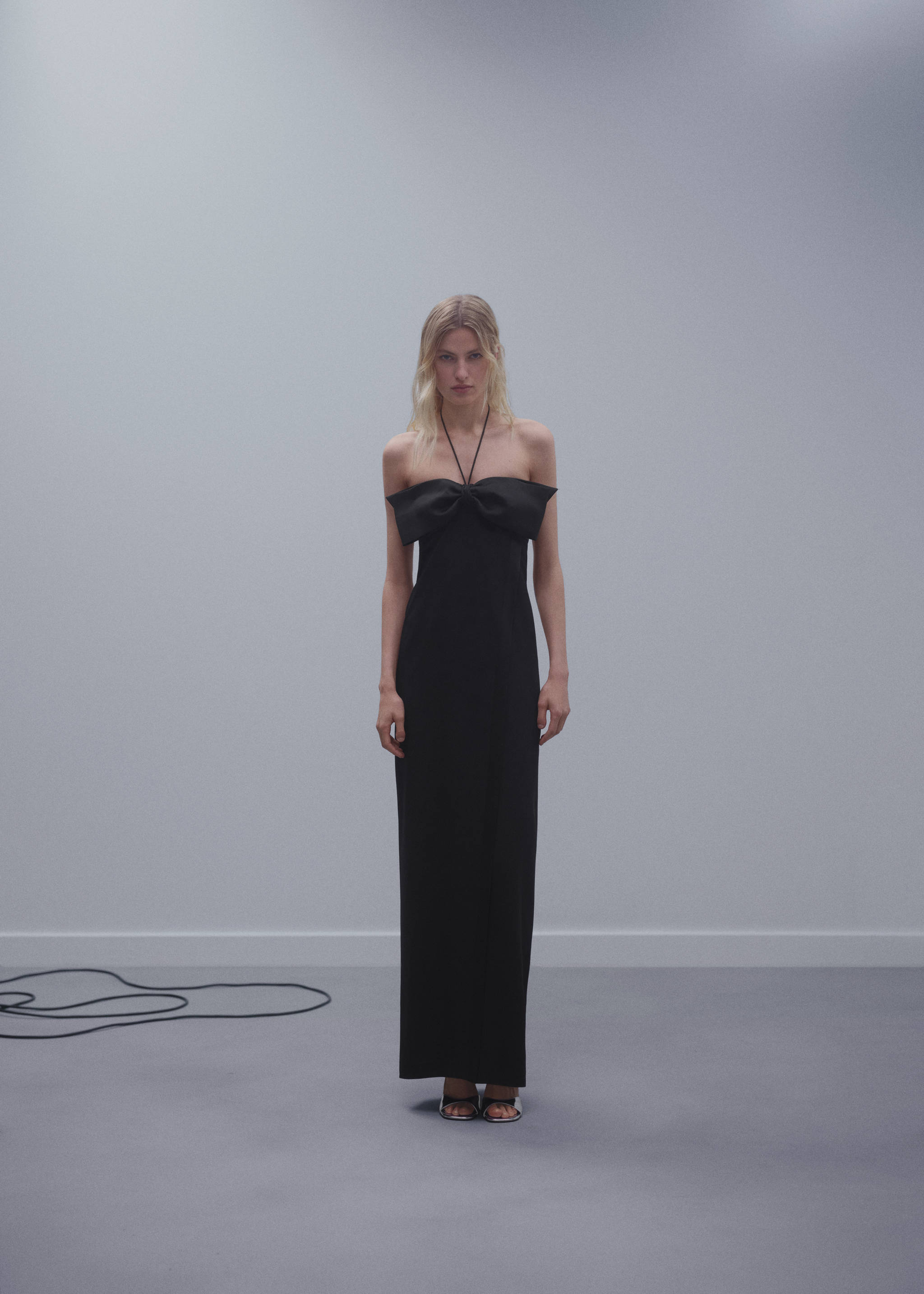 Crossed dress with bow neckline - General plane