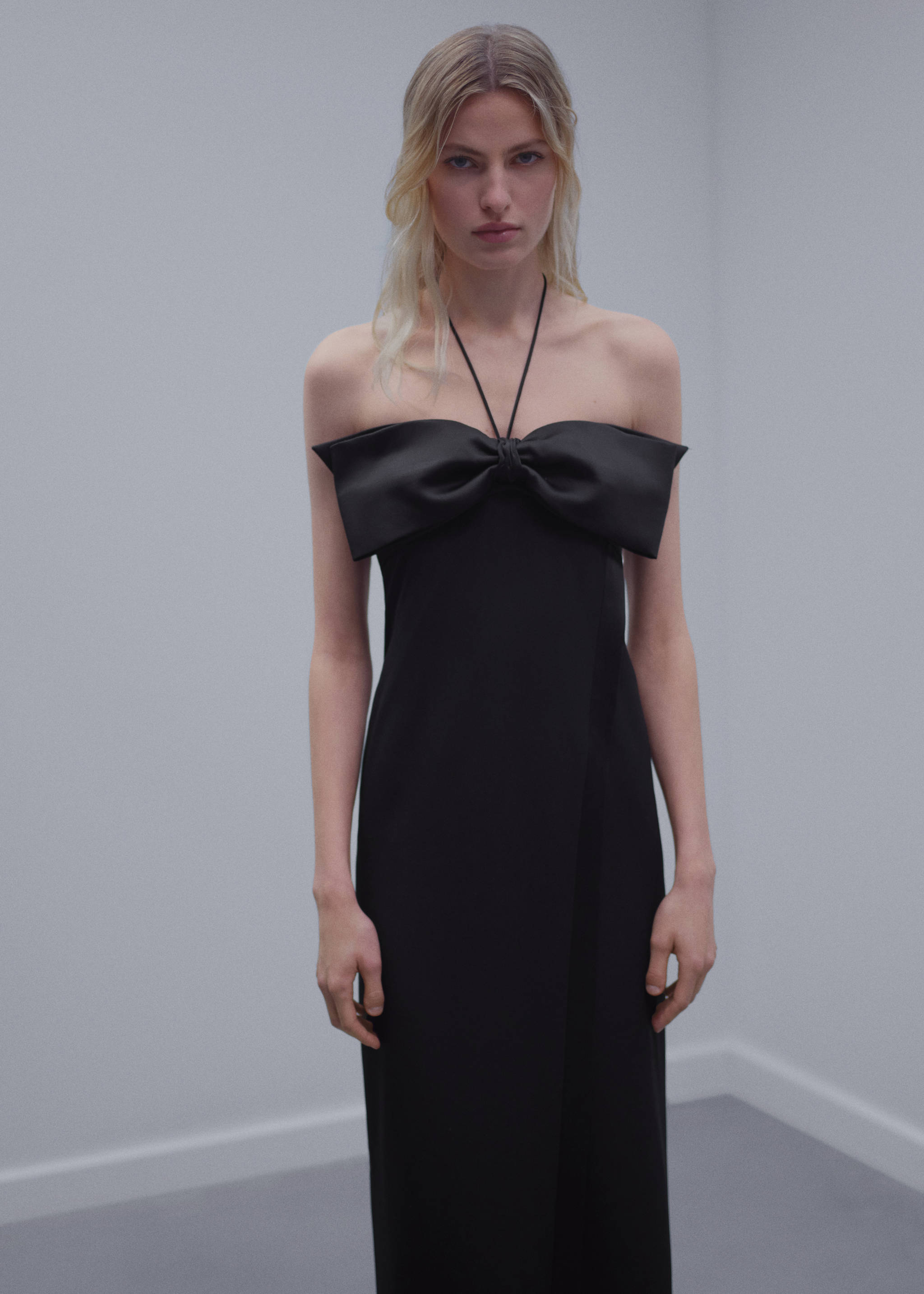 Crossed dress with bow neckline - Medium plane