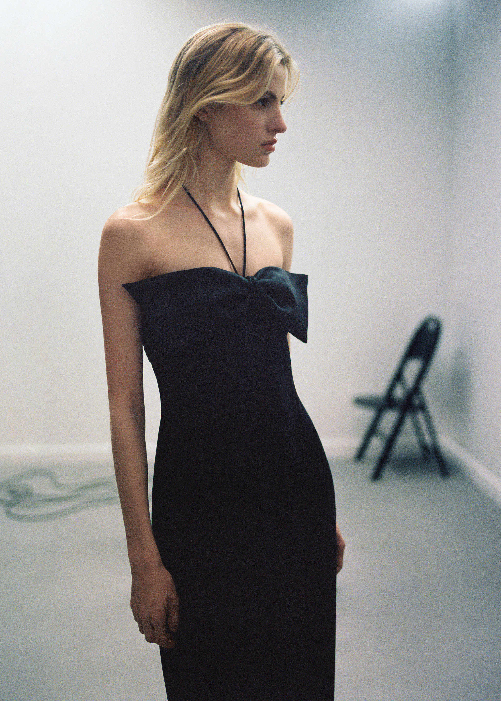 Crossed dress with bow neckline - Details of the article 6