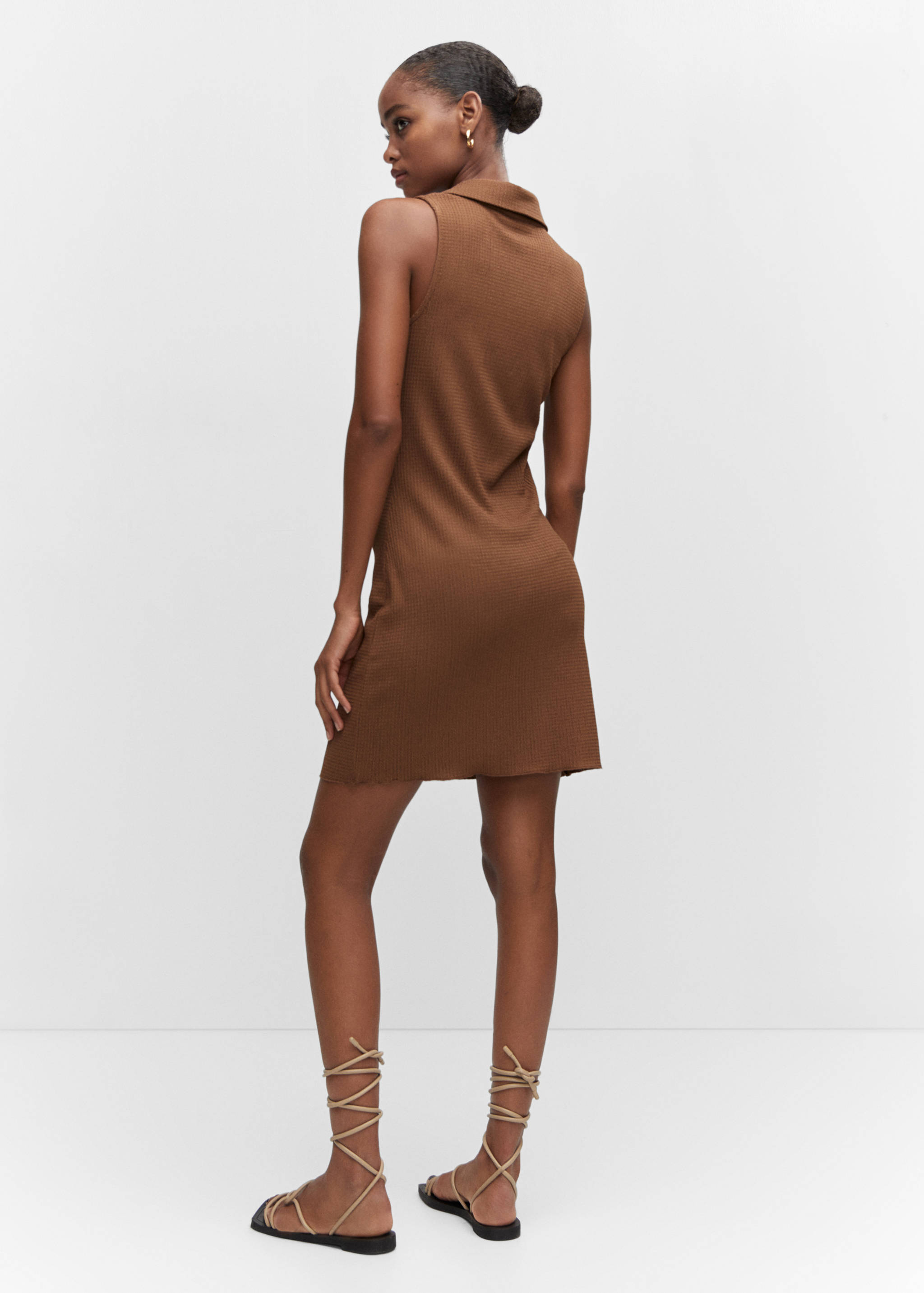 Kleid mit Polokragen - Rückseite des Artikels