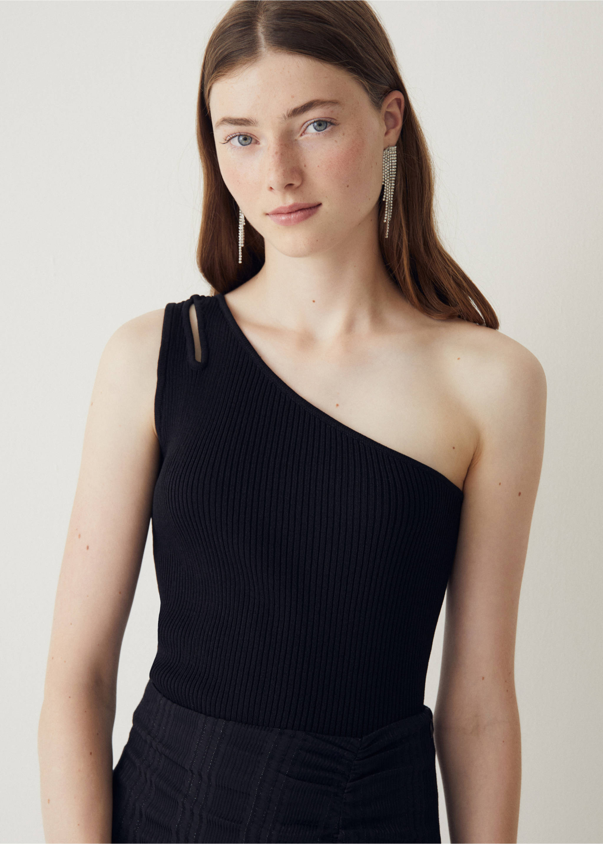 Asymmetrical crop top - Details of the article 5, Black. Ref: 57072525-00.