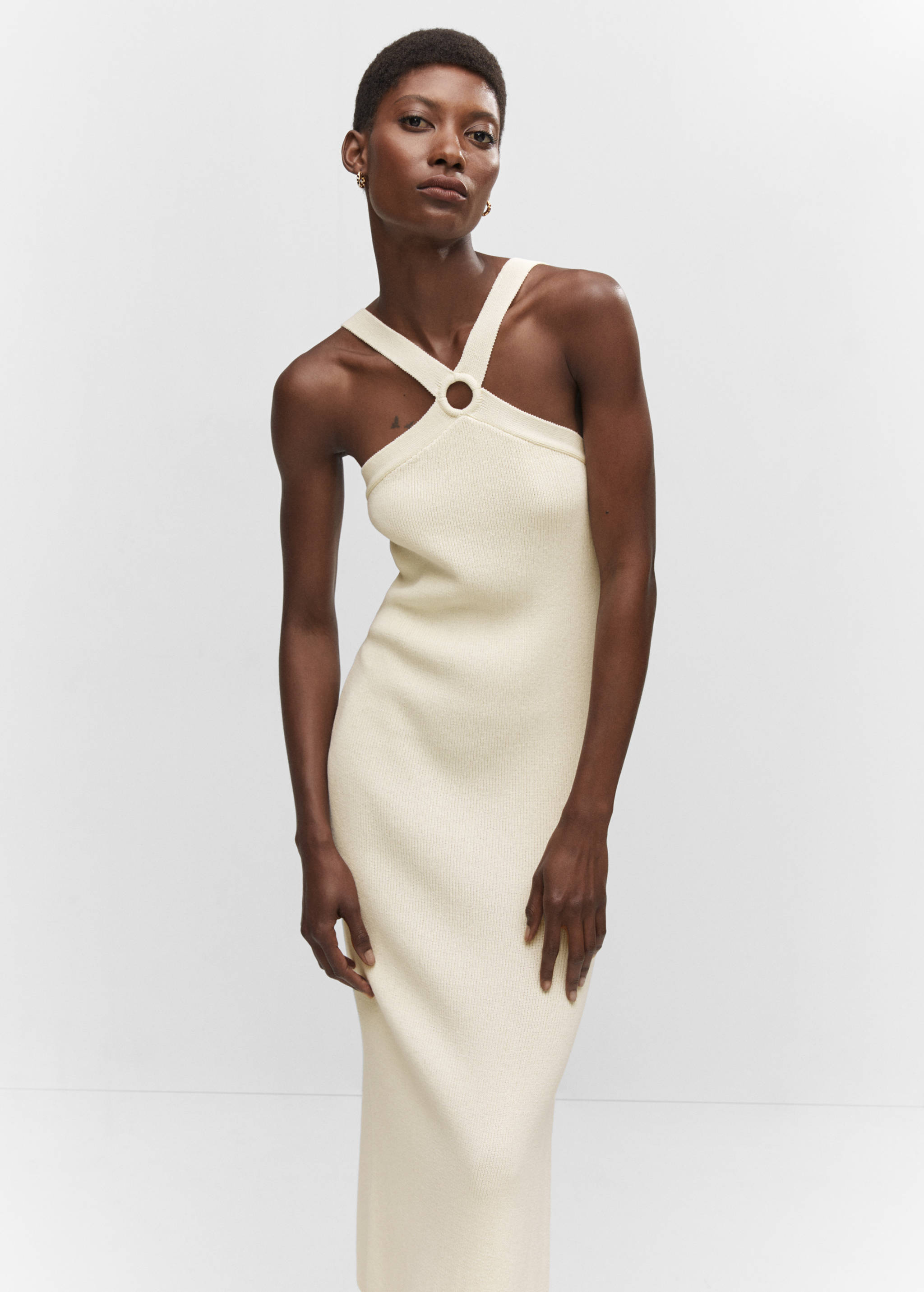 Stickad klänning ringdetalj - Bild av mittparti