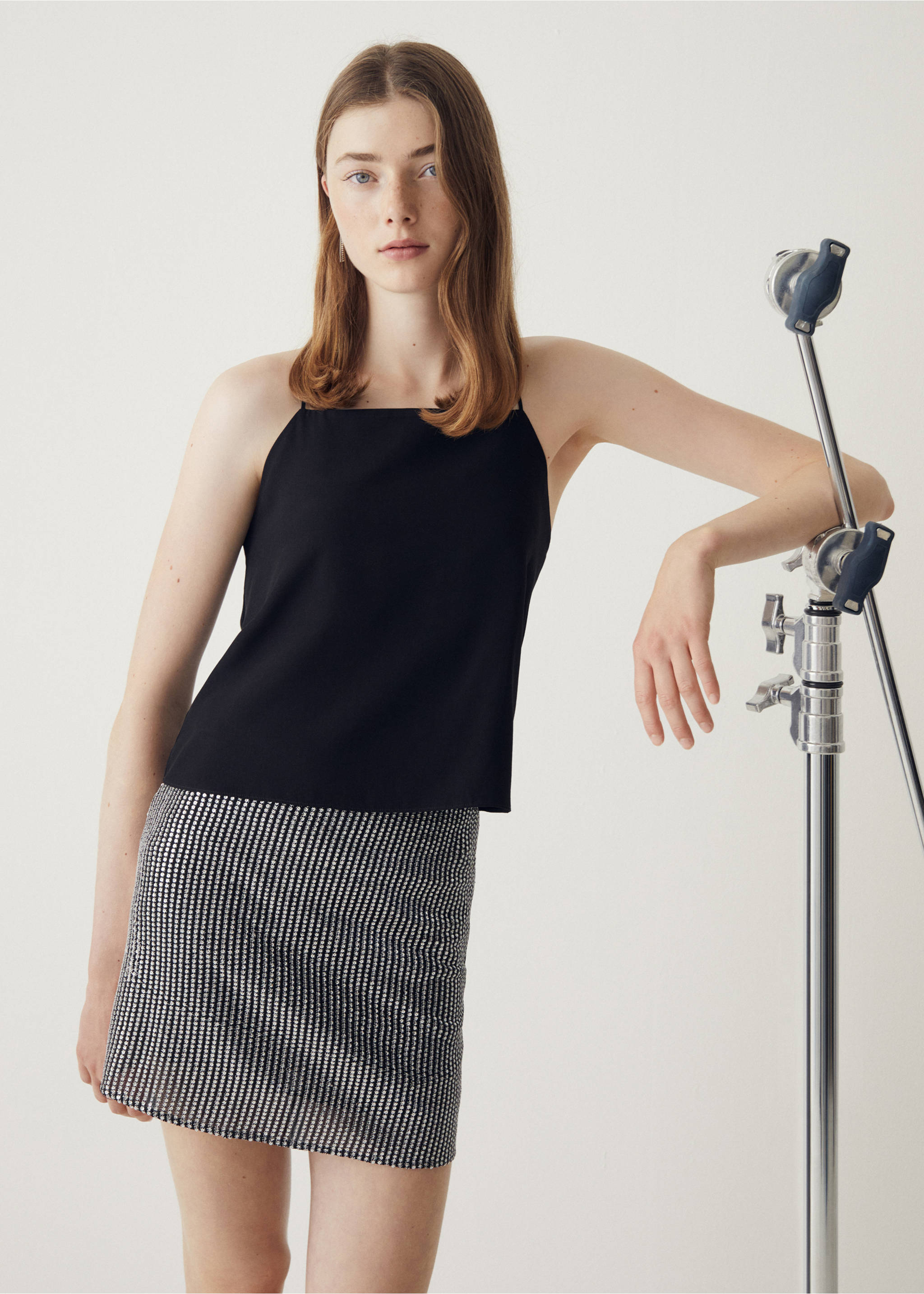 Shiny sequined skirt - Details of the article 5, Black. Ref: 57073272-00.