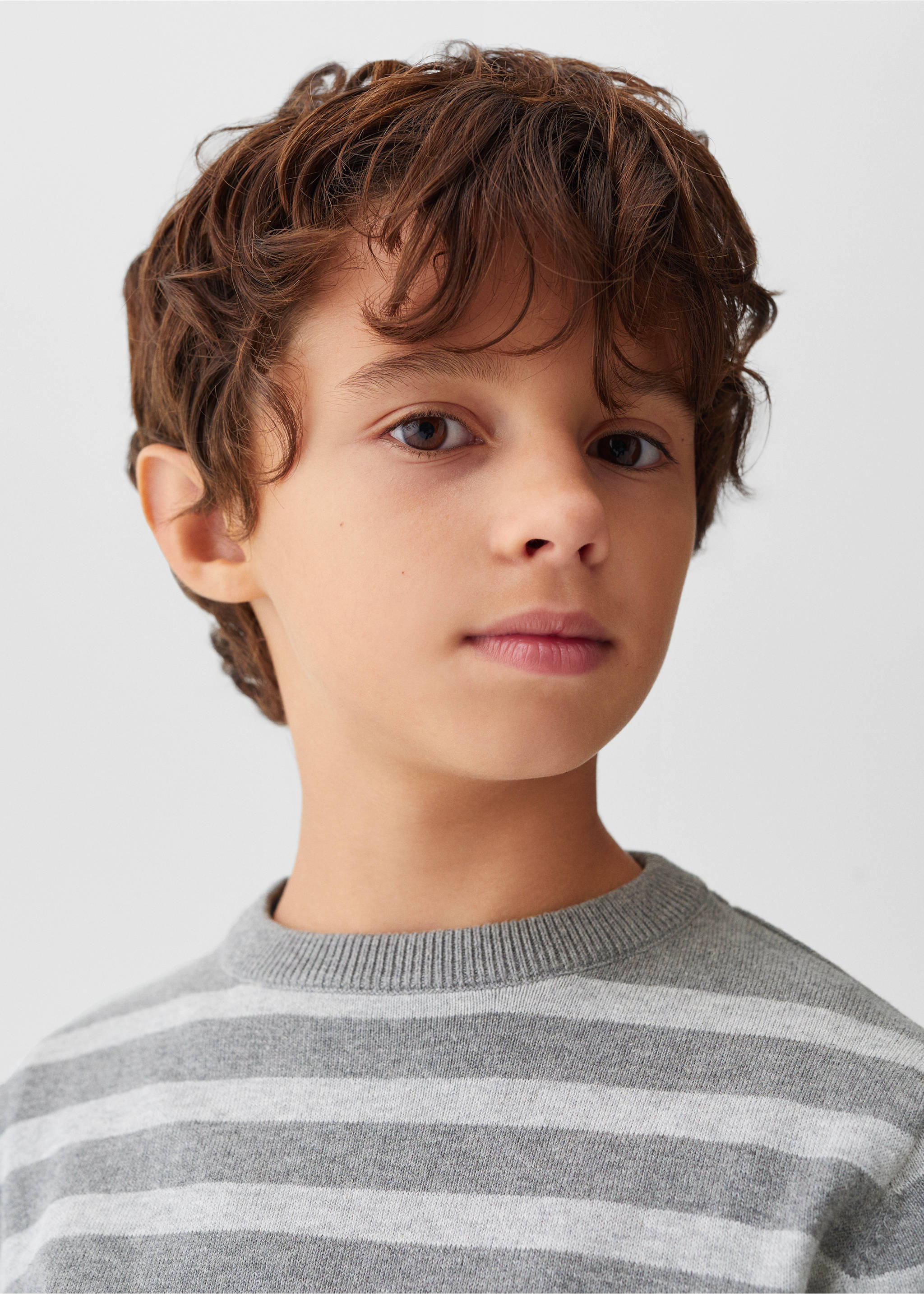 Gestreifter Strickpullover - Detail des Artikels 1, Grau. Ref: 57073797-00.