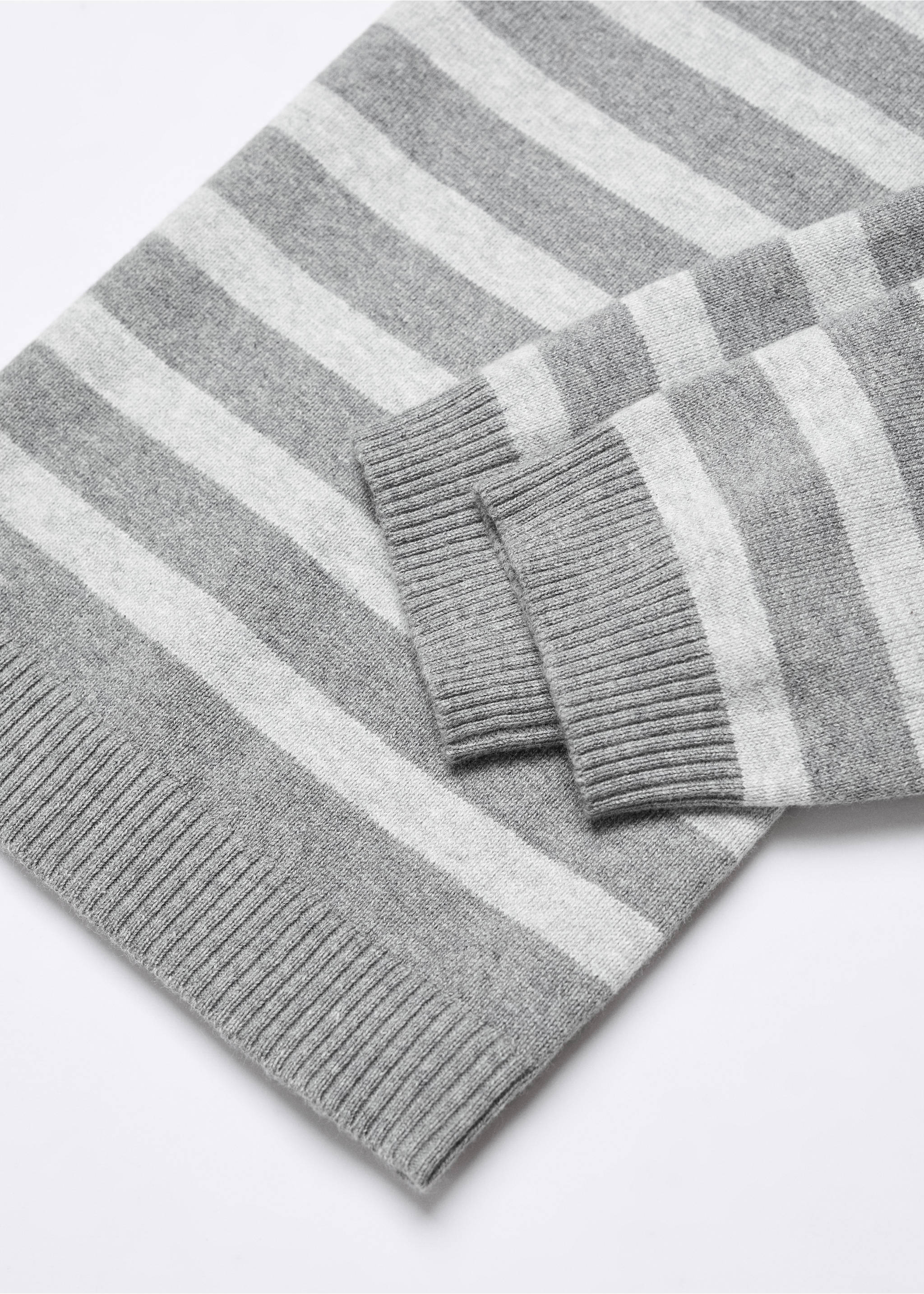 Gestreifter Strickpullover - Detail des Artikels 8, Grau. Ref: 57073797-00.