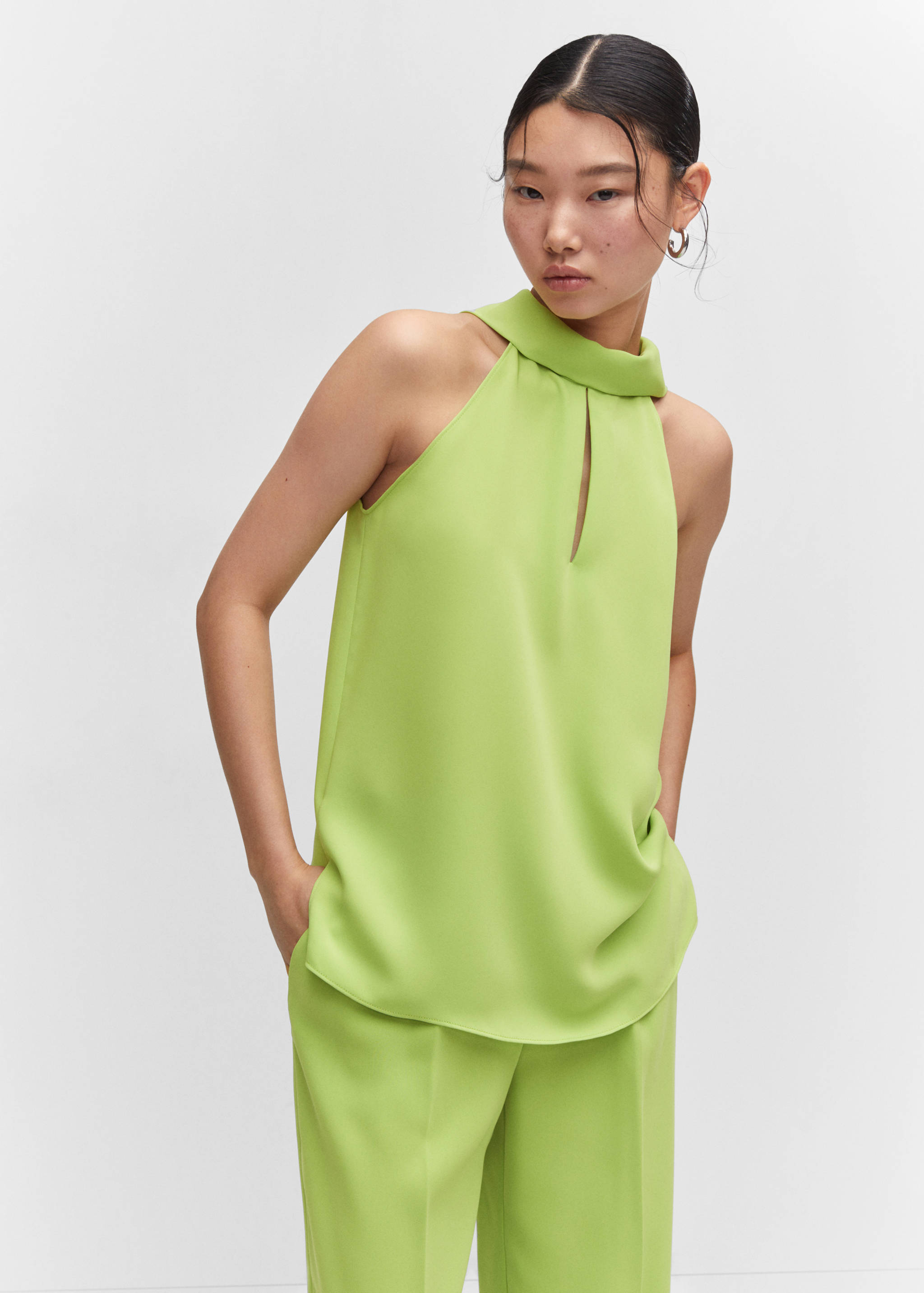 Blusa halter detalle abertura - Plano medio