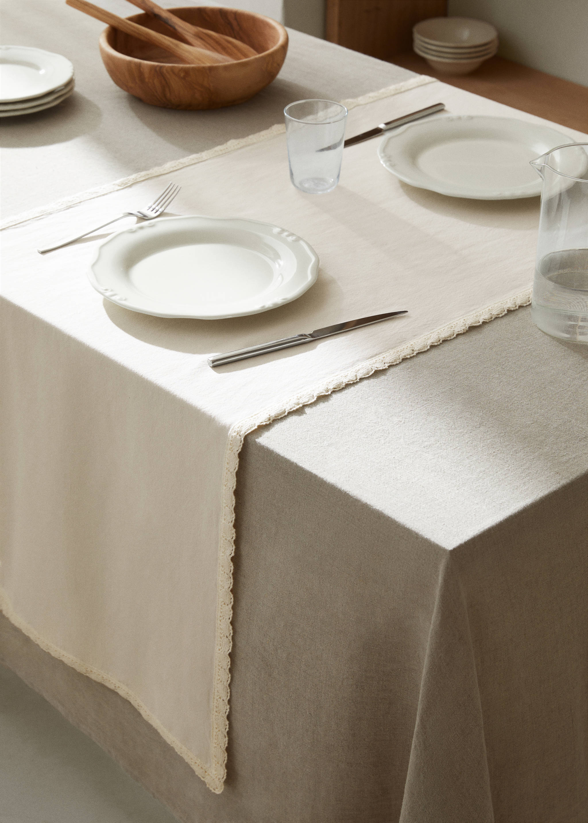 Table runner with lace trim - General plane