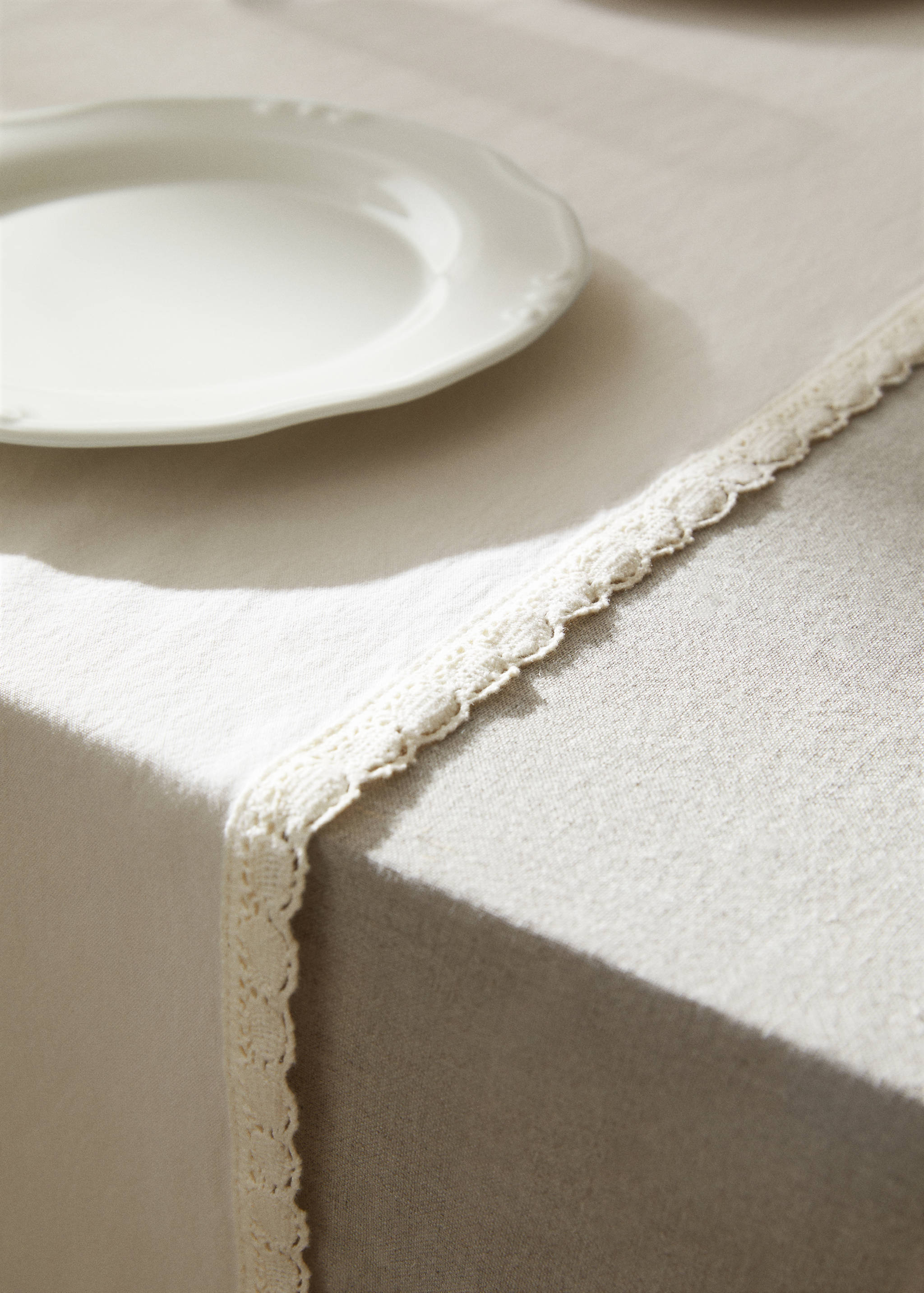 Table runner with lace trim - Details of the article 7