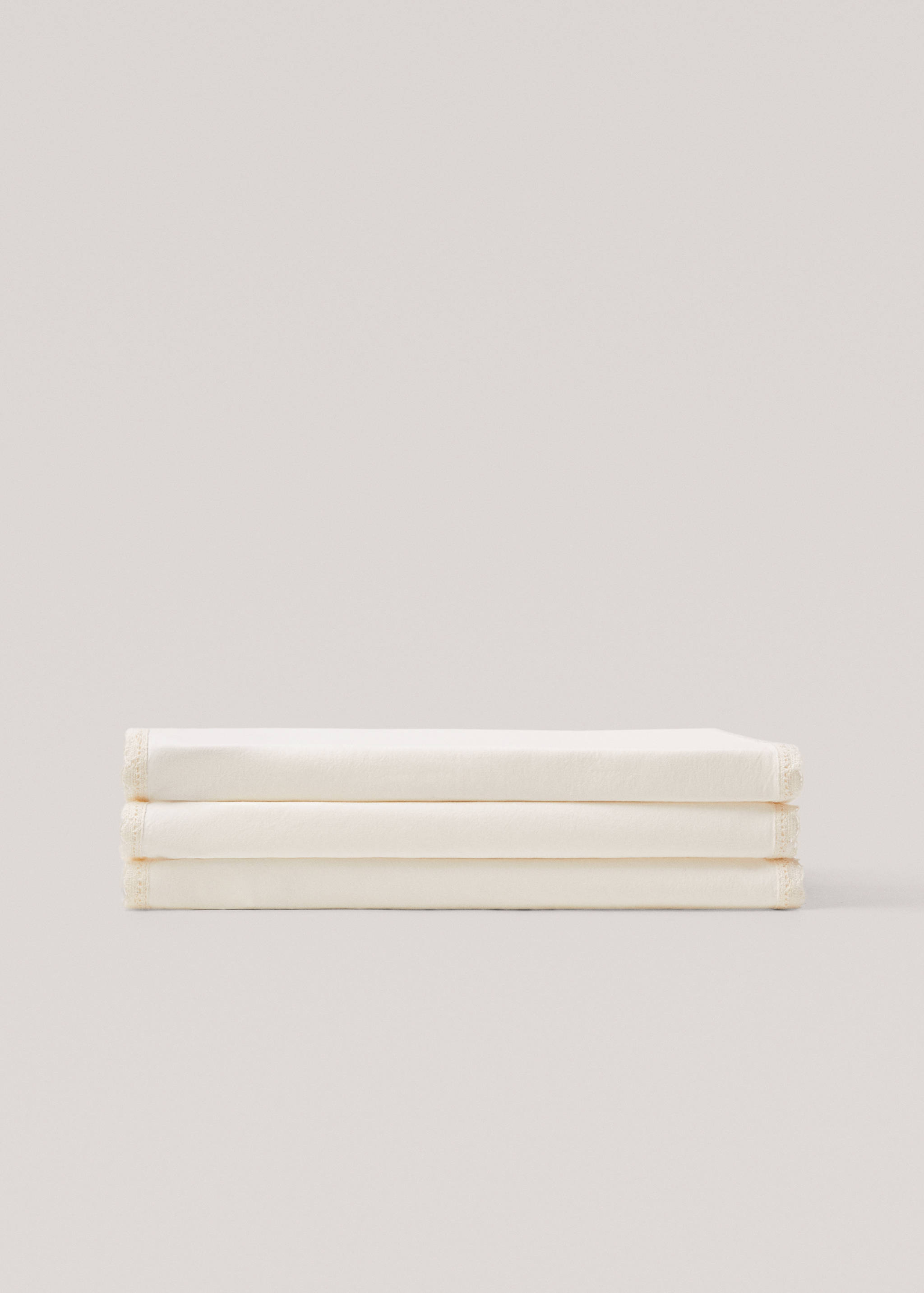 Table runner with lace trim - Article without model