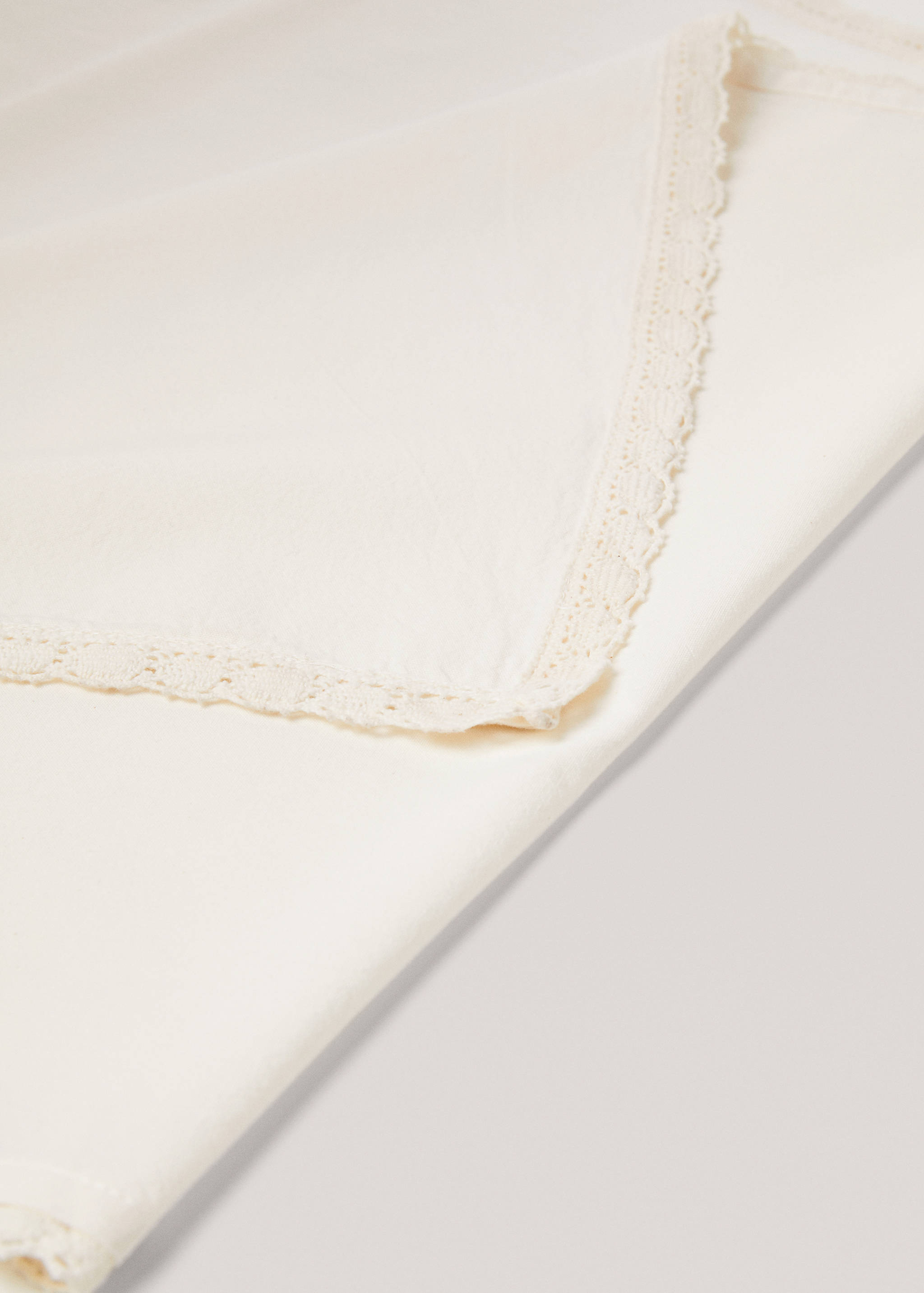 Table runner with lace trim - Details of the article 1