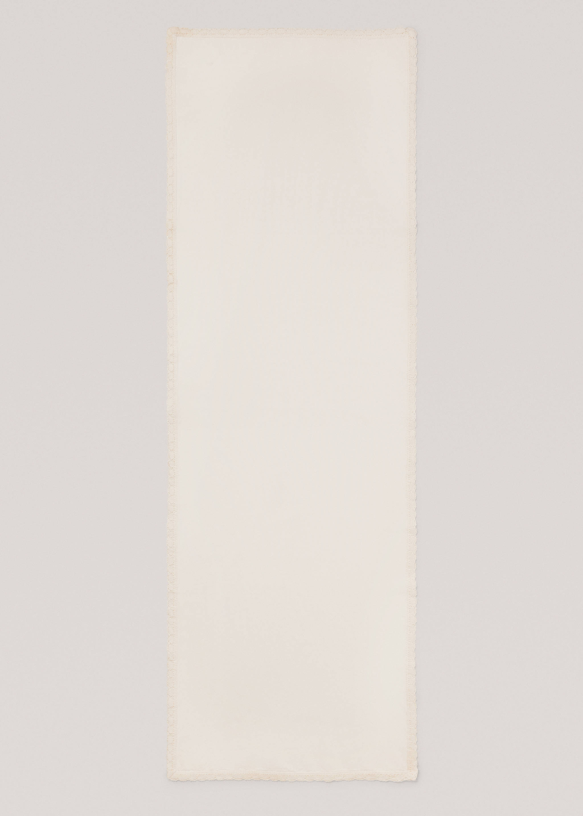 Table runner with lace trim - Details of the article 2