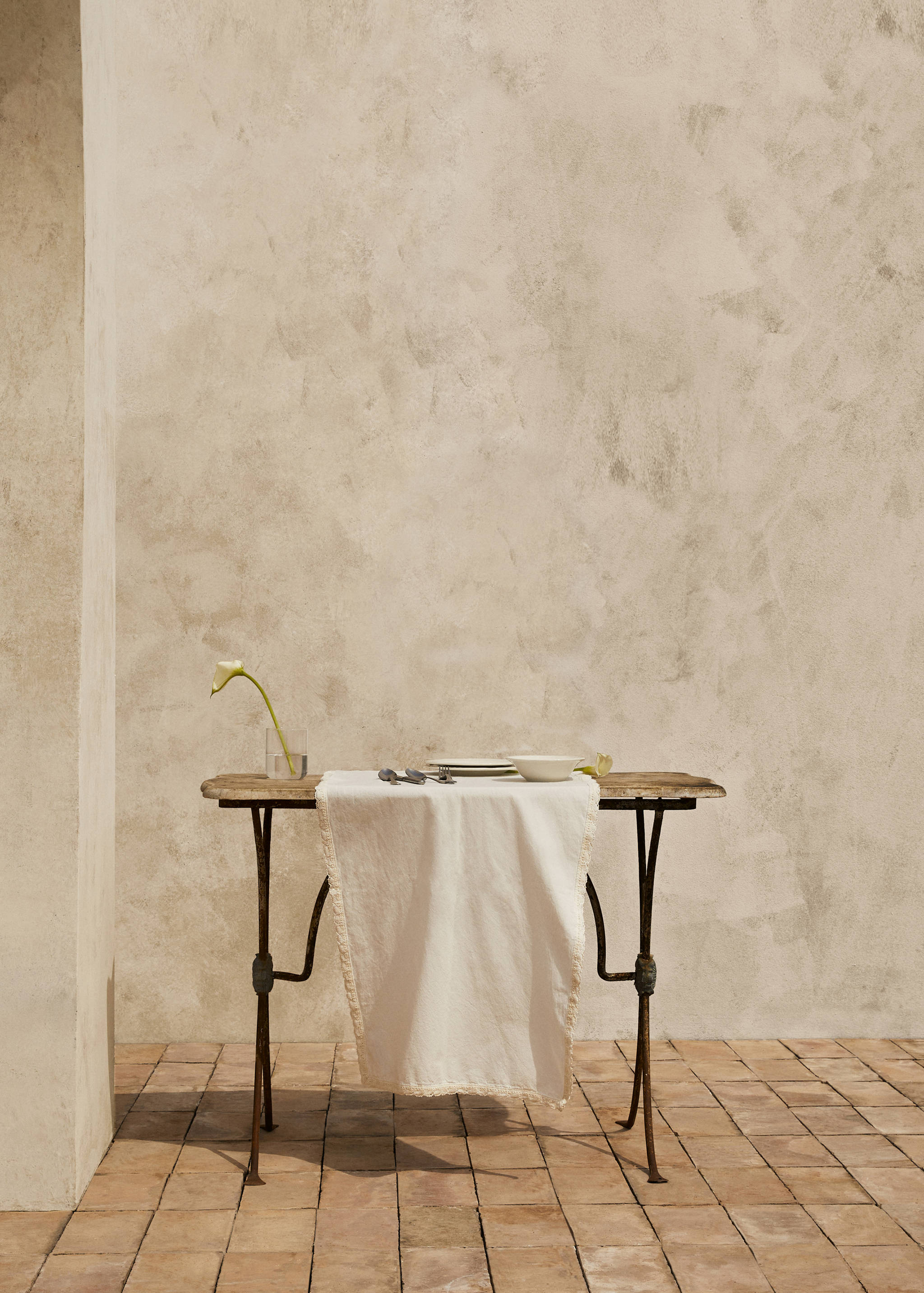 Table runner with lace trim - Details of the article 9