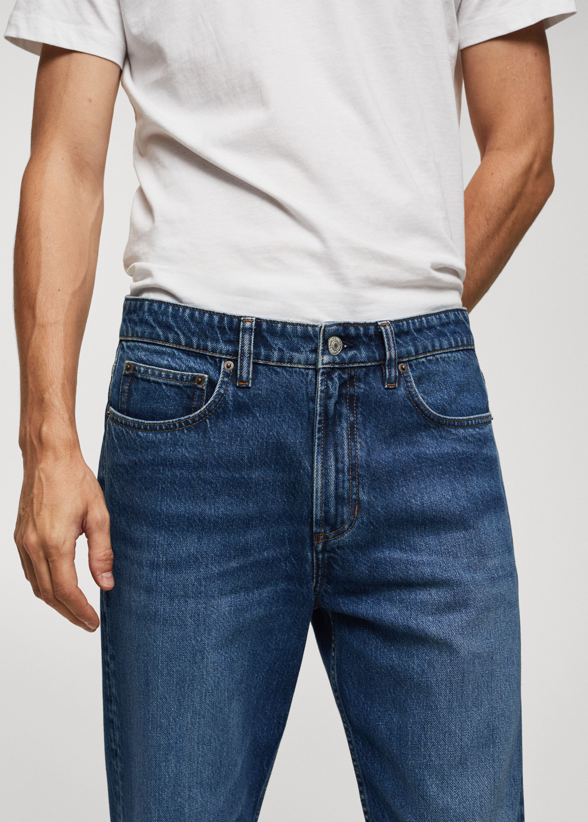 Tapered Fit-Jeans mit dunkler Waschung - Detail des Artikels 1