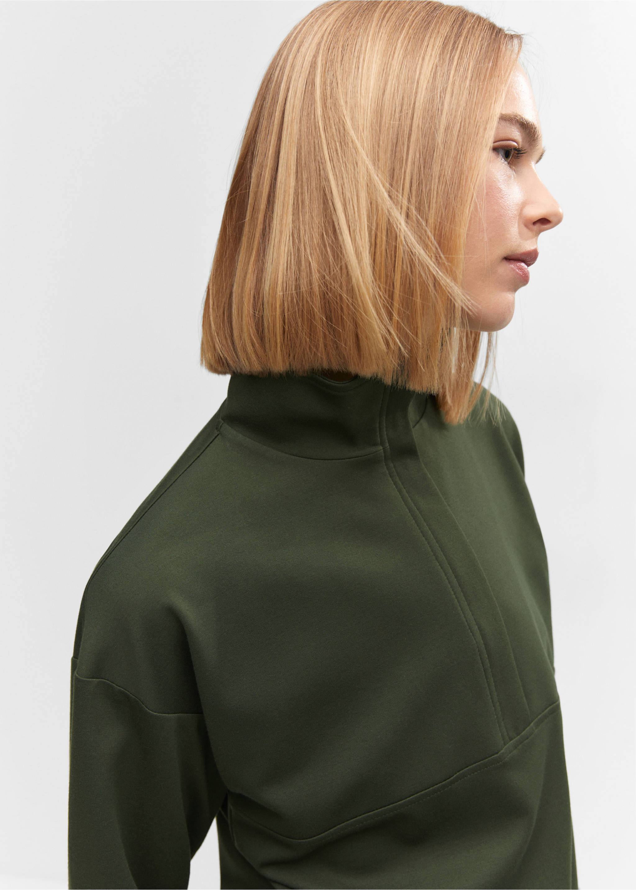 Perkins-neck sweater with zip - Details of the article 1, Khaki. Ref: 57074407-00.