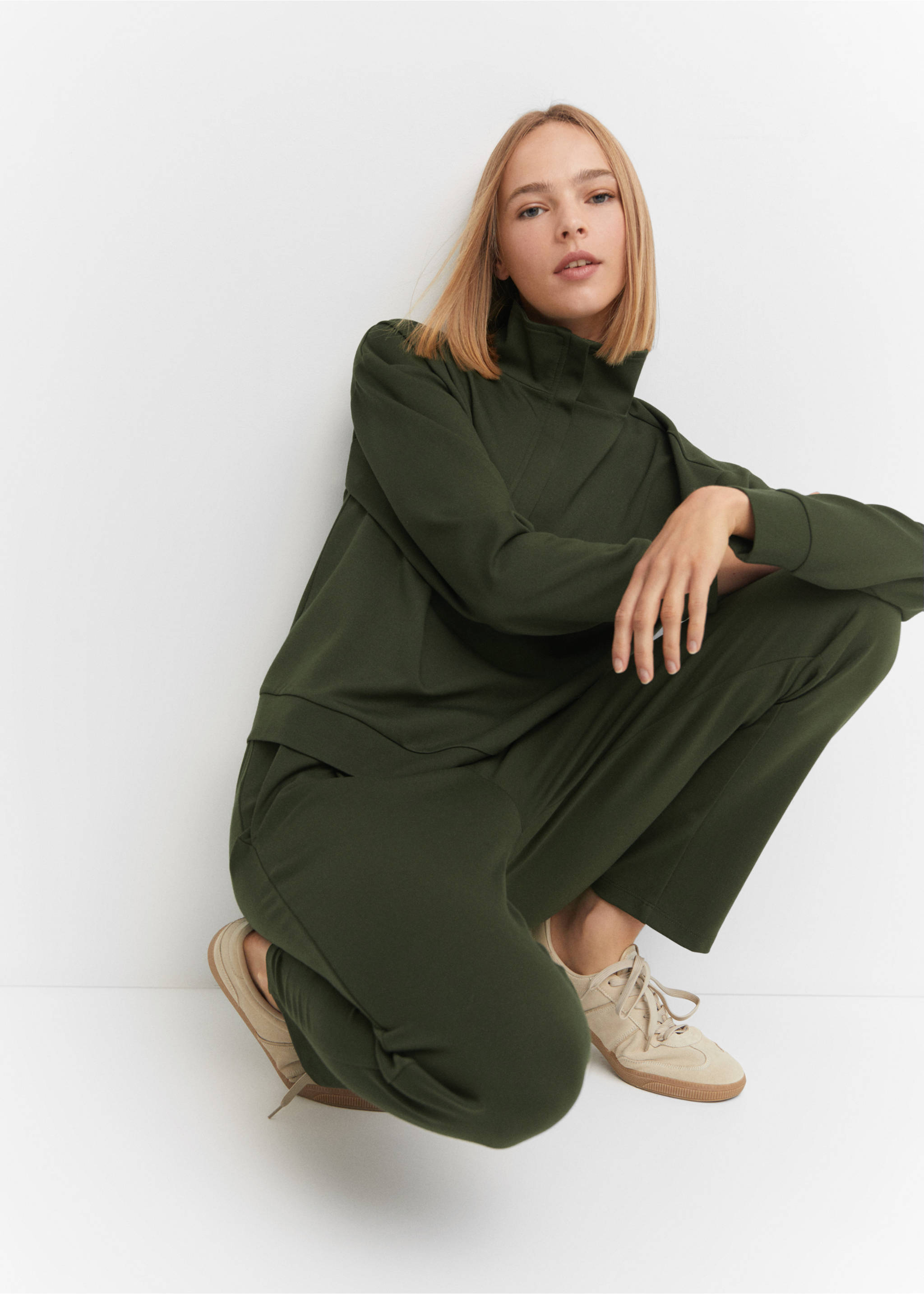 Perkins-neck sweater with zip - Details of the article 2, Khaki. Ref: 57074407-00.