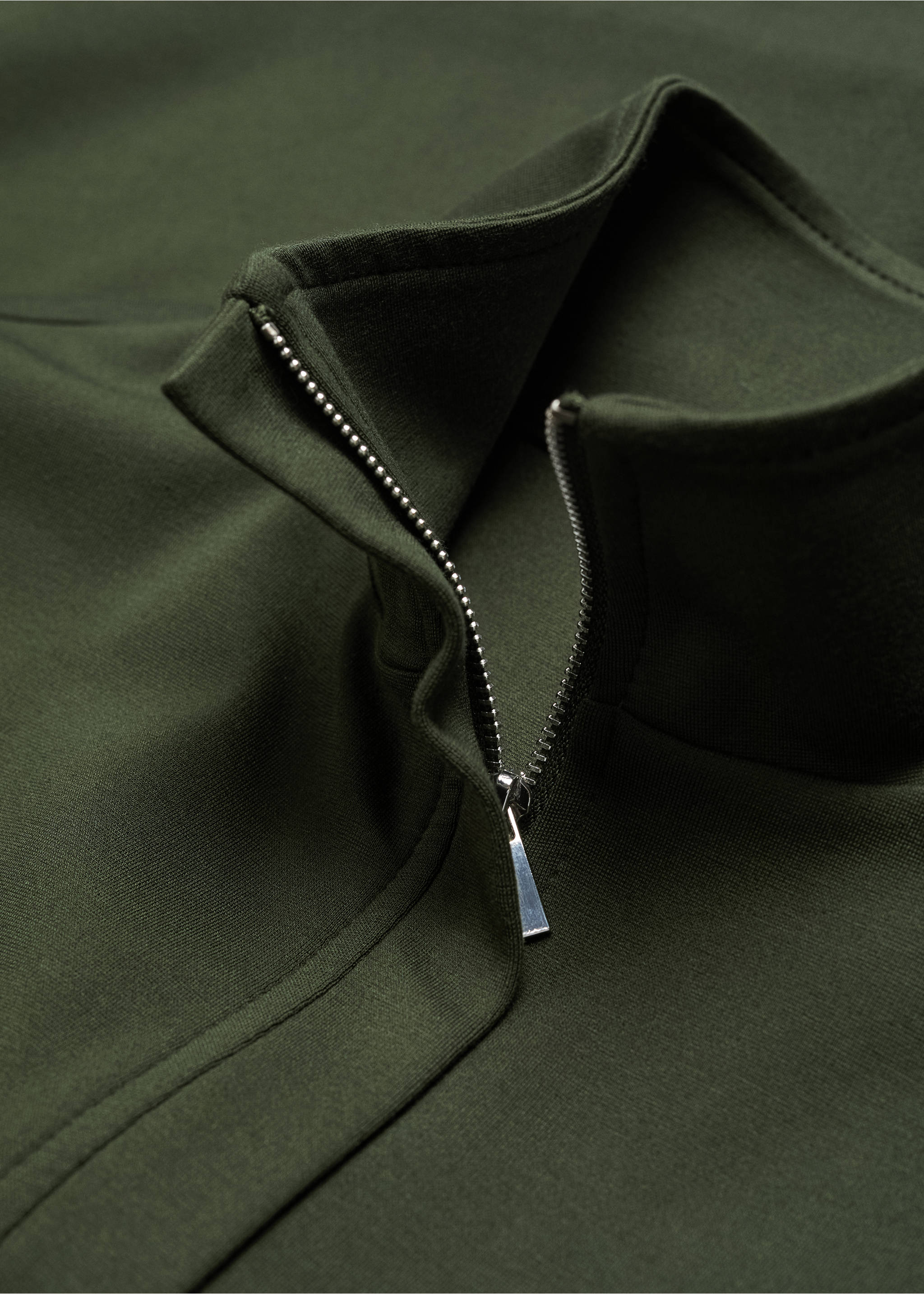 Perkins-neck sweater with zip - Details of the article 8, Khaki. Ref: 57074407-00.