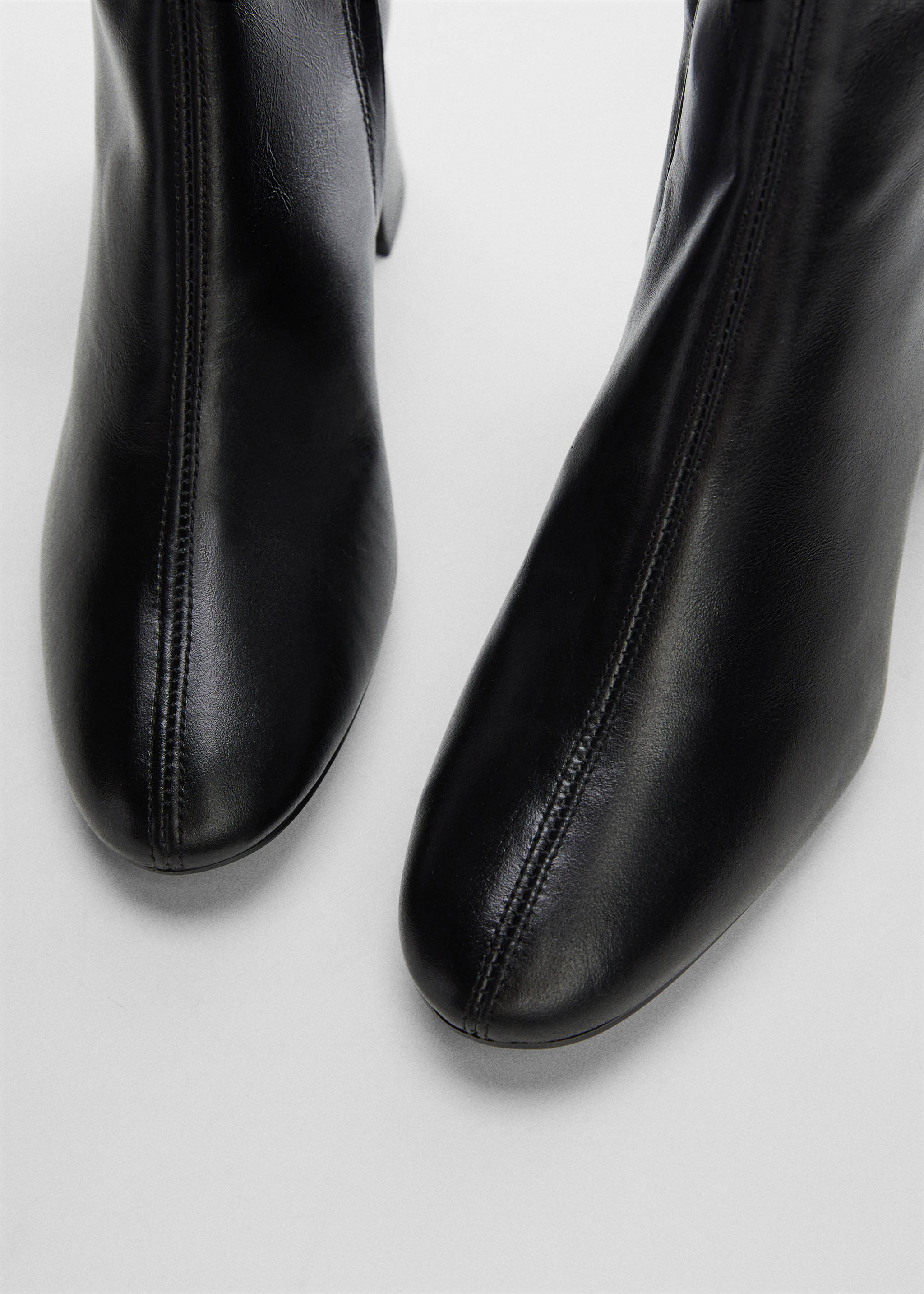 Lederstiefelette mit Absatz - Detail des Artikels 1, Schwarz. Ref: 57074782-00.