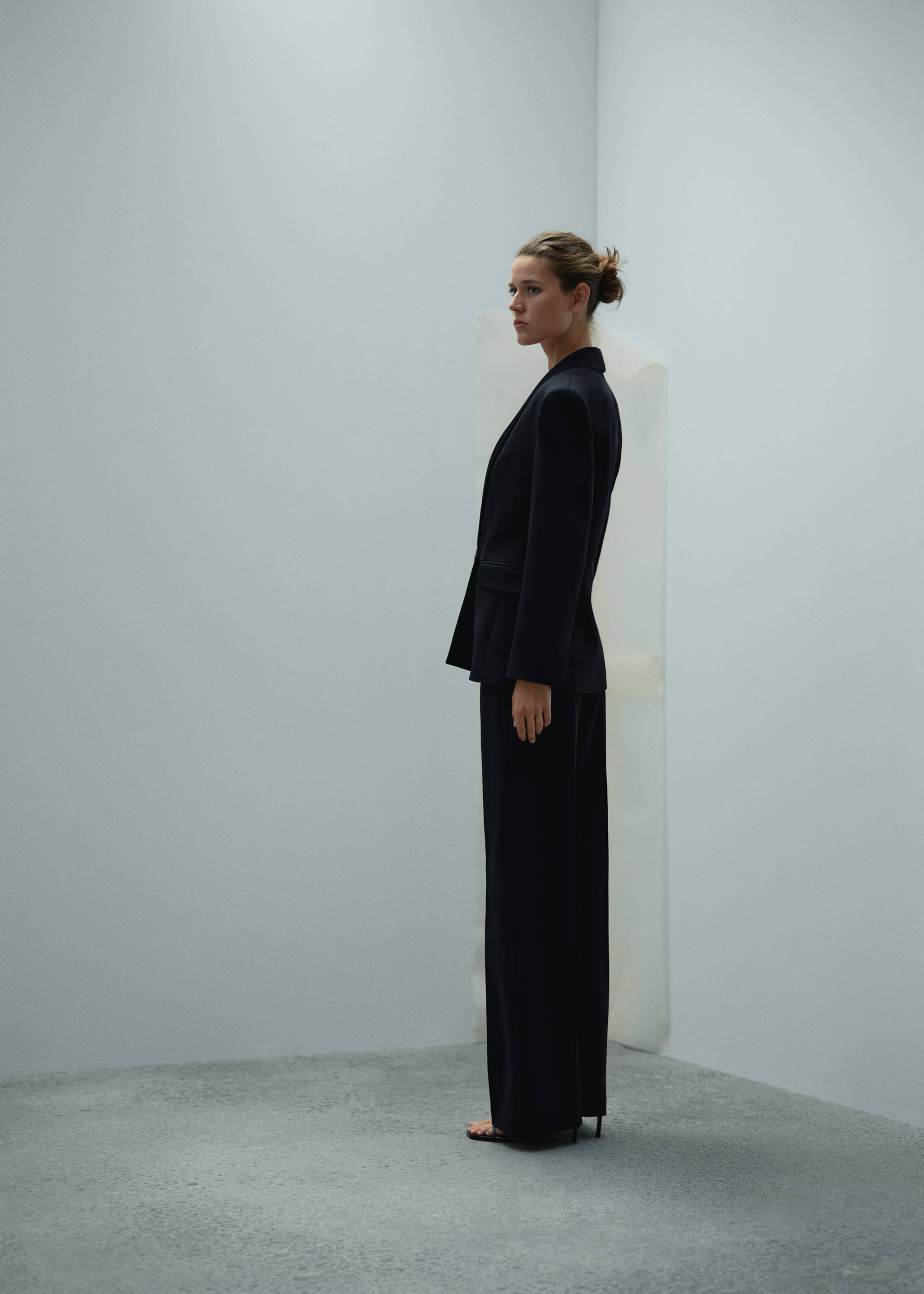 Suit jacket with satin details - Details of the article 2, Black. Ref: 57074783-00.