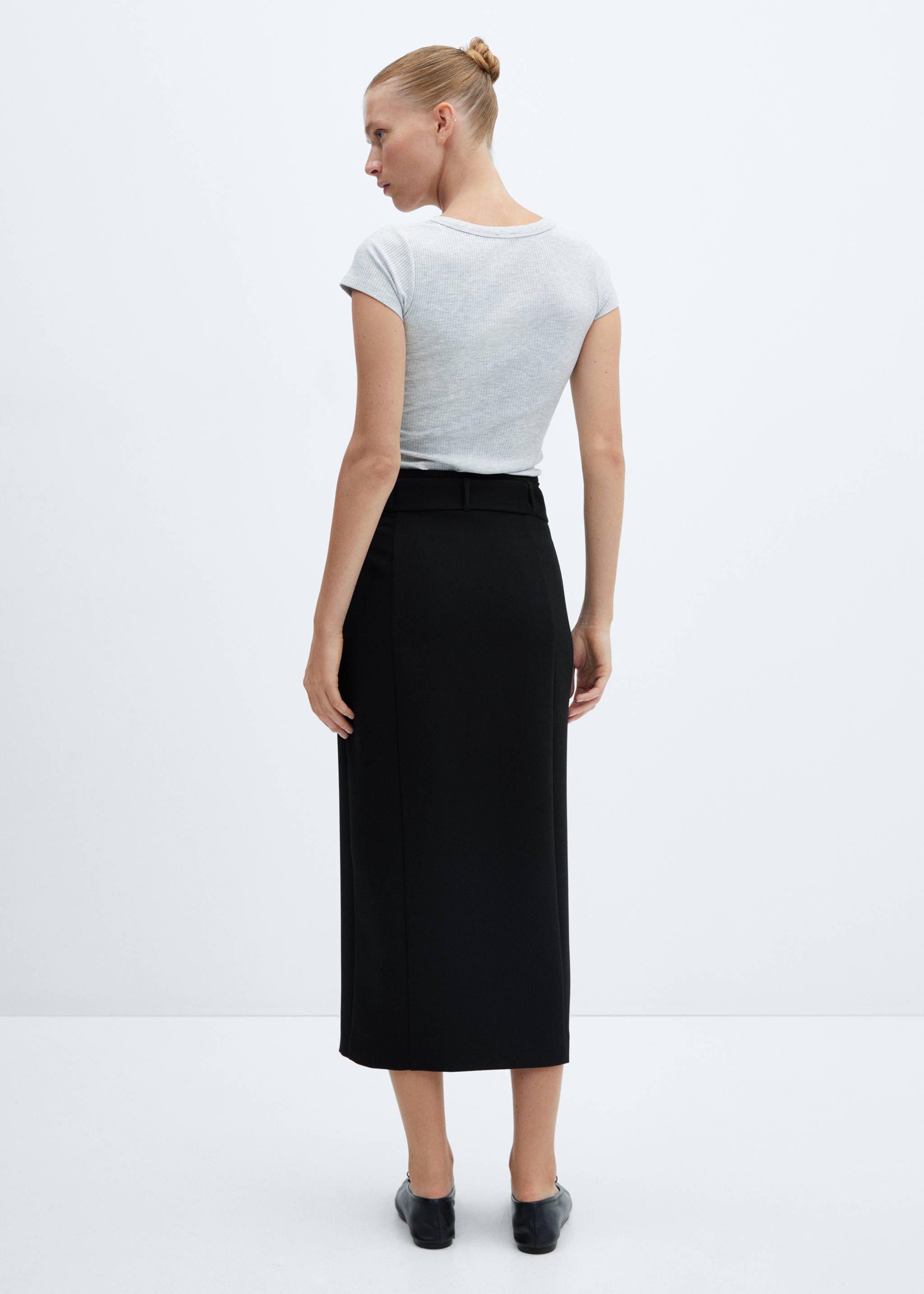 Rock mit Gürtel und Schlitz - Rückseite des Artikels