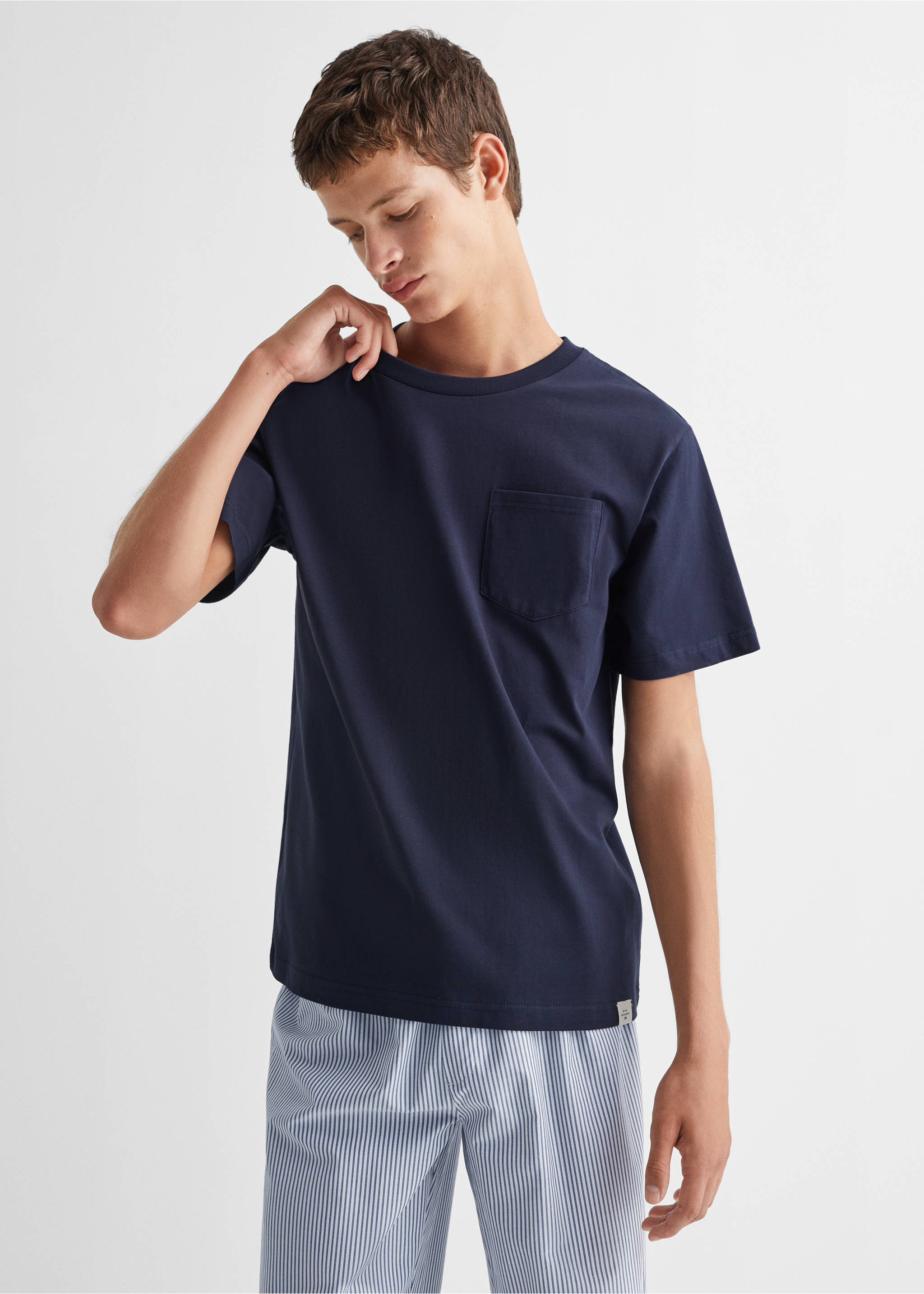 Langer Pyjama mit Streifen - Mittlere Ansicht, Dunkles Marineblau. Ref: 57075798-00.