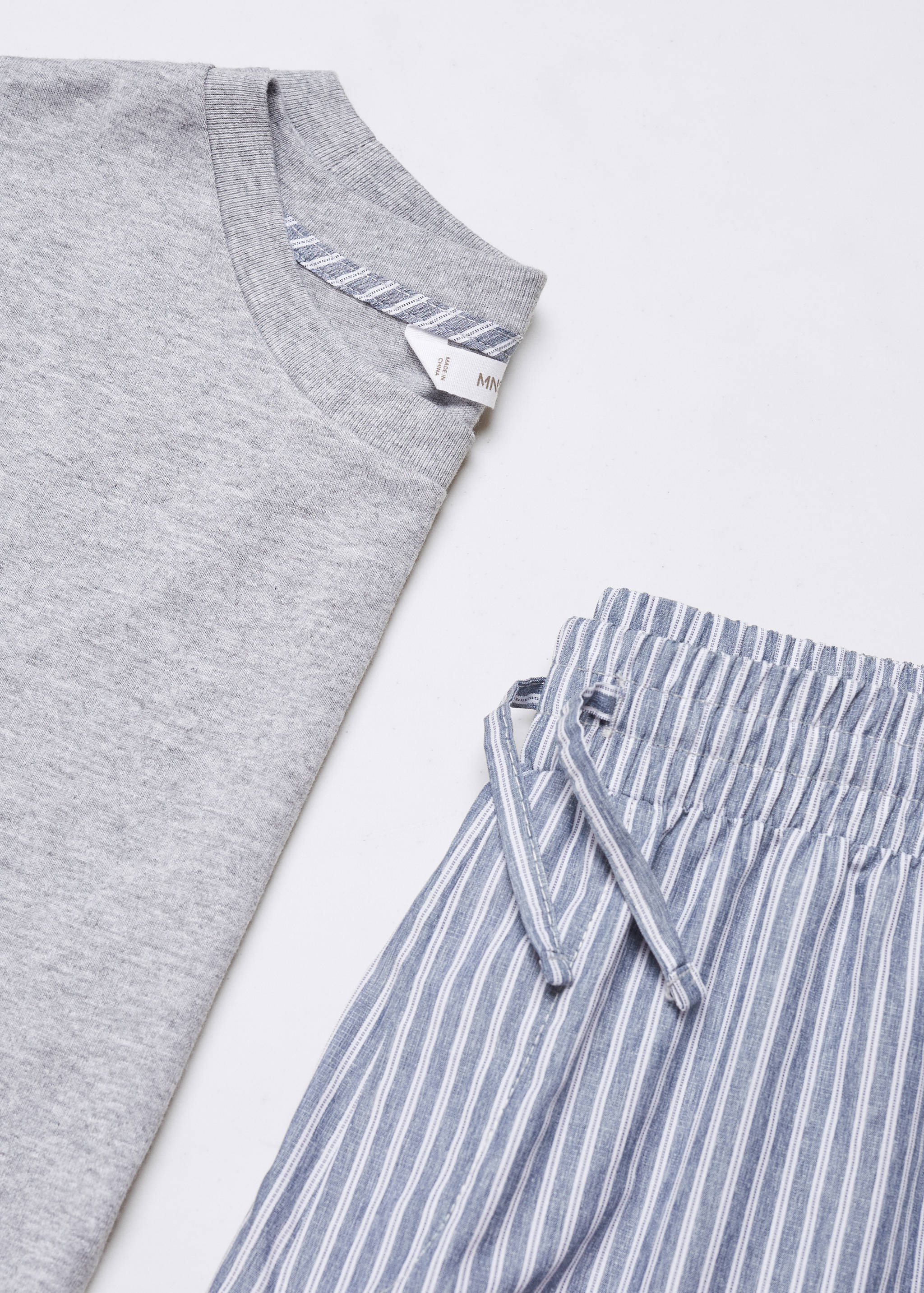 Langer Pyjama mit Streifen - Detail des Artikels 8