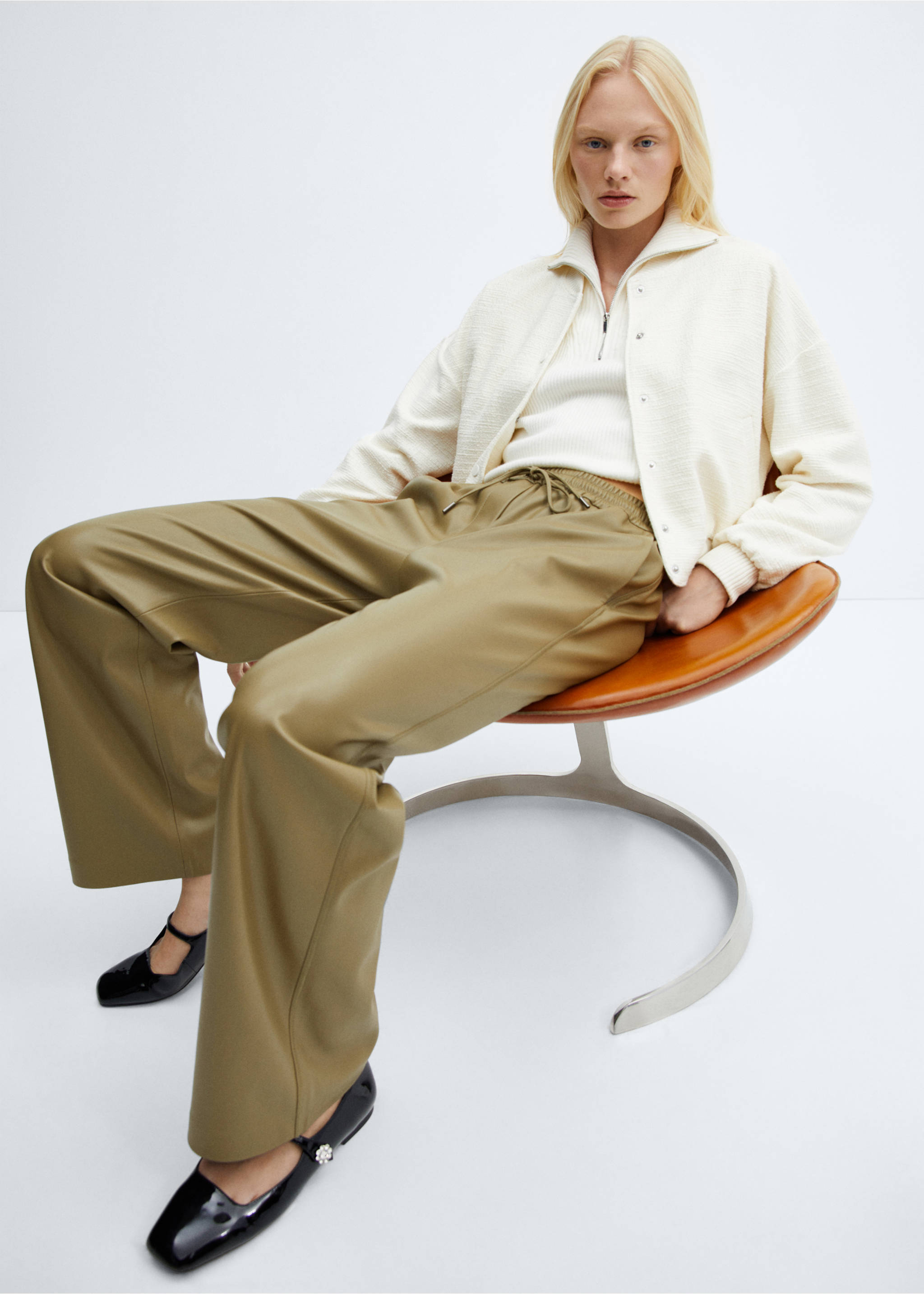 Faux-leather trousers with elastic waist - Details of the article 2, Green. Ref: 57076712-00.
